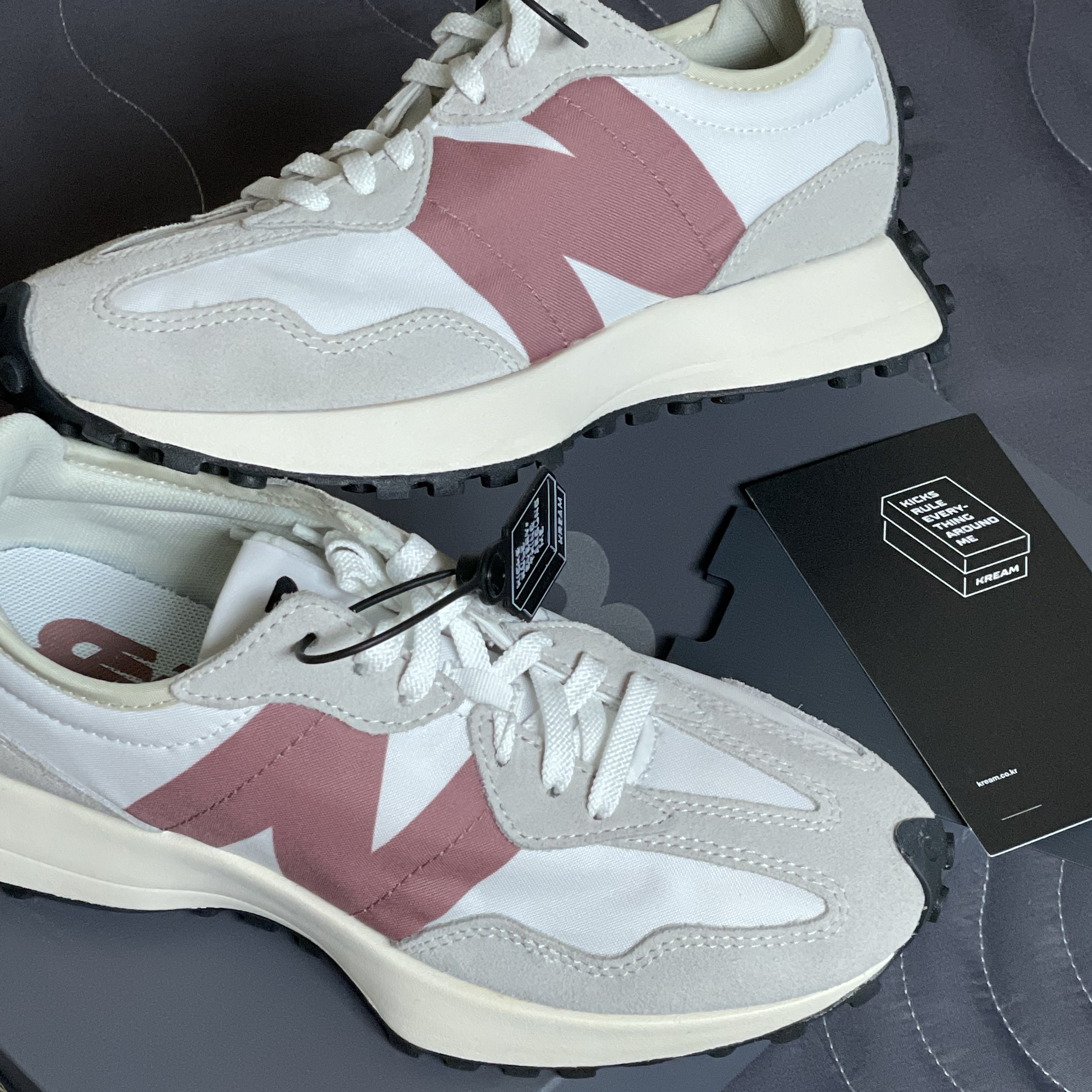 (W) New Balance 327 Gray Rose 착용 스타일 - 2