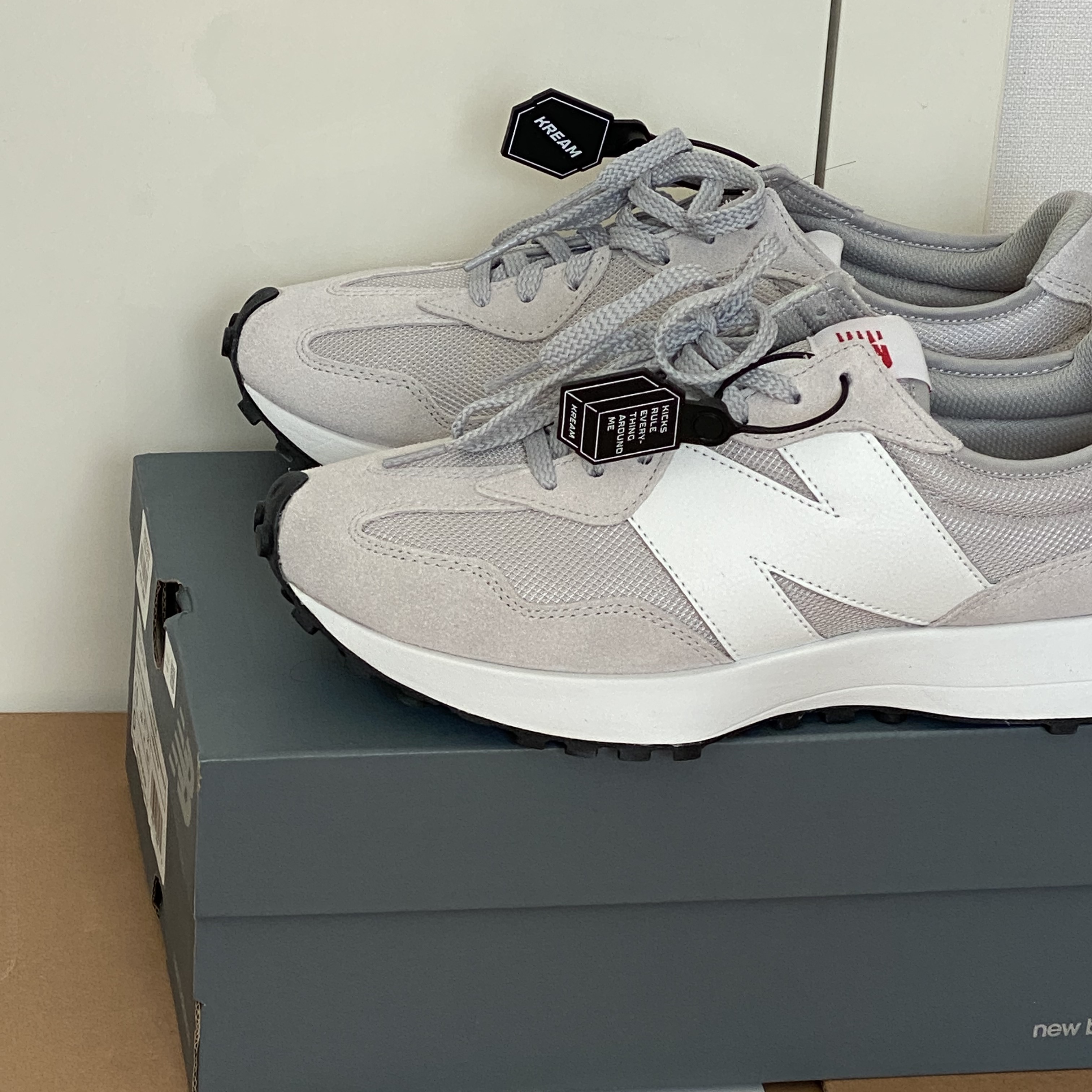 New Balance 327 Grey White 착용 스타일