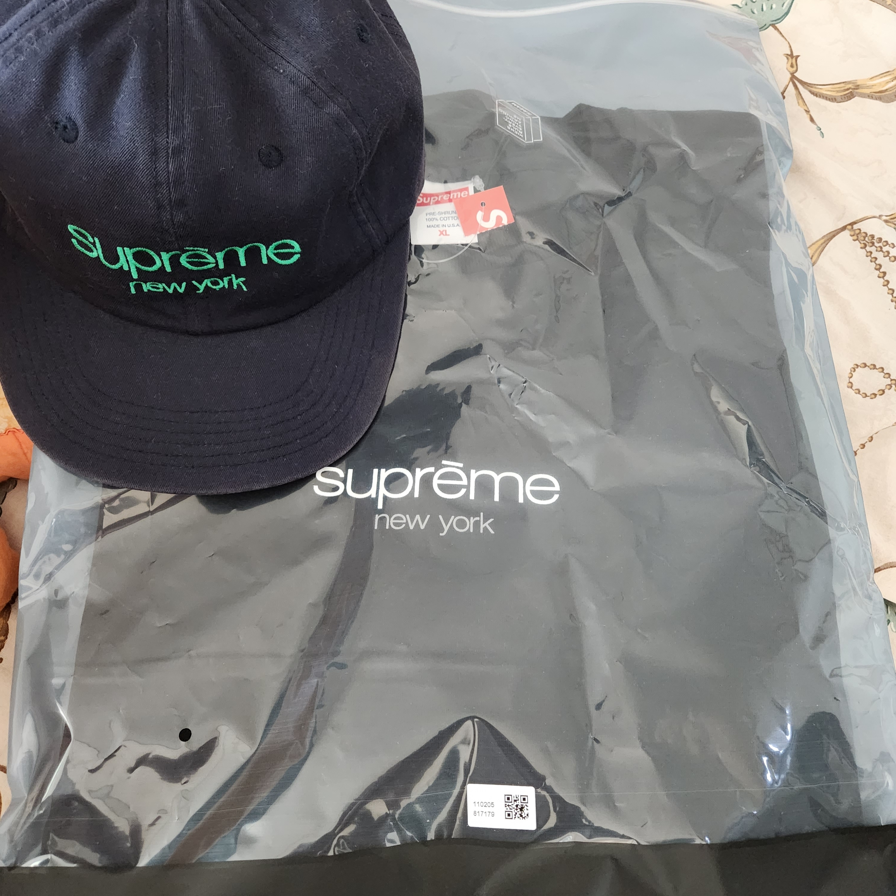 Supreme Classic Logo T-Shirt Black - 22SS 착용 스타일