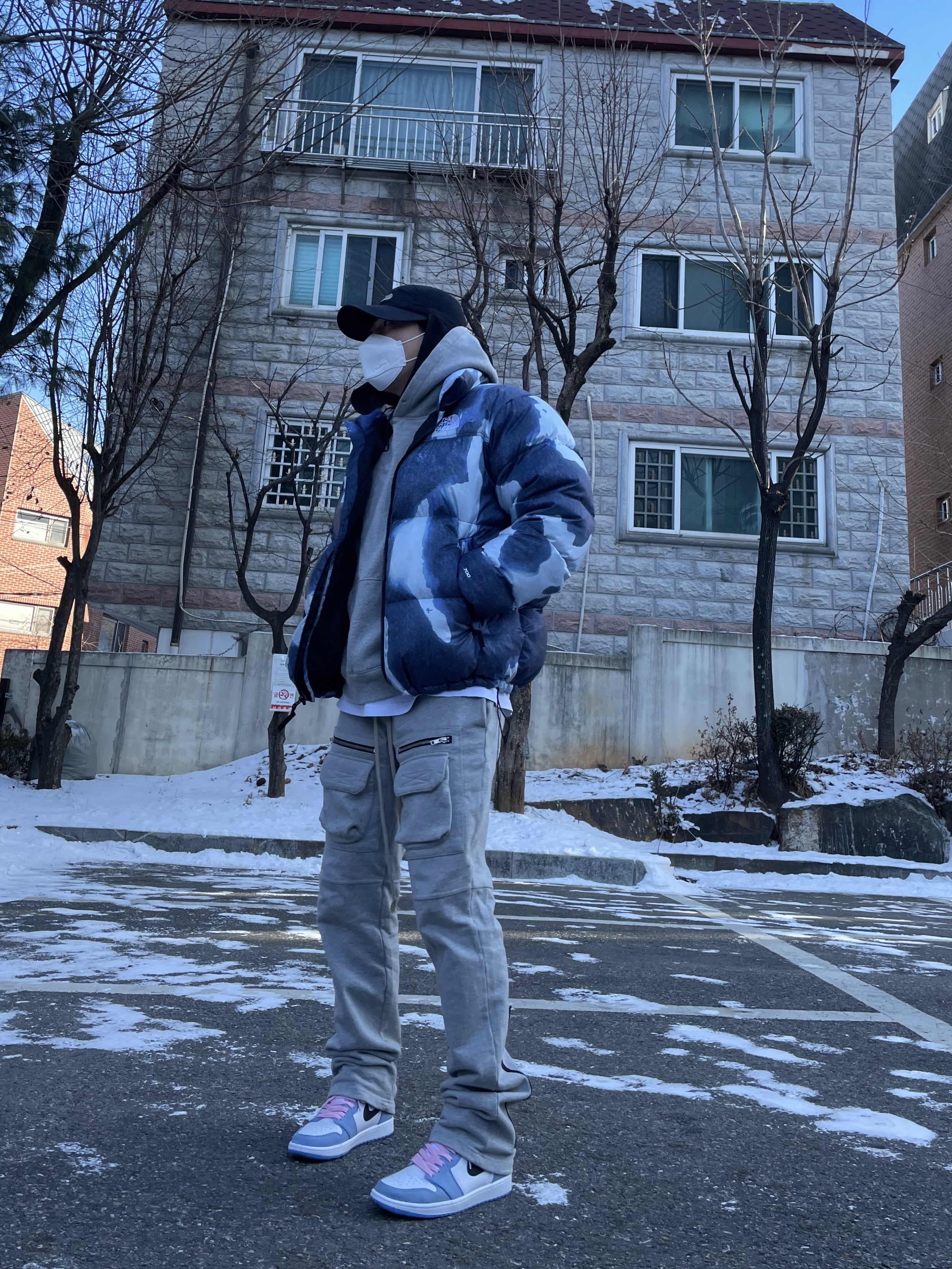 Supreme x The North Face Bleached Denim Print Nuptse Jacket Indigo - 21FW, Jordan 1 Retro High OG University Blue 착용 스타일 - 2