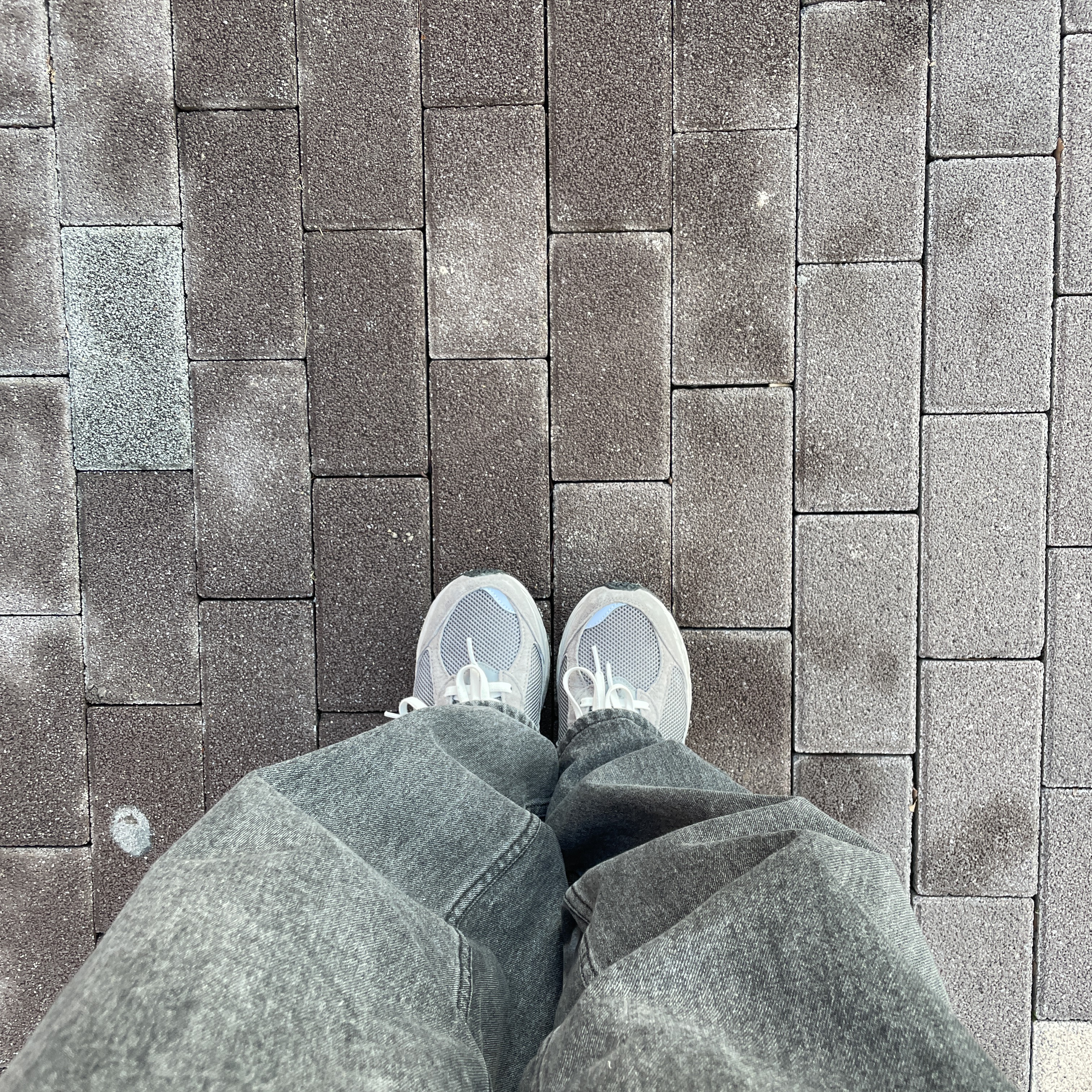 New Balance 2002R Grey 착용 스타일