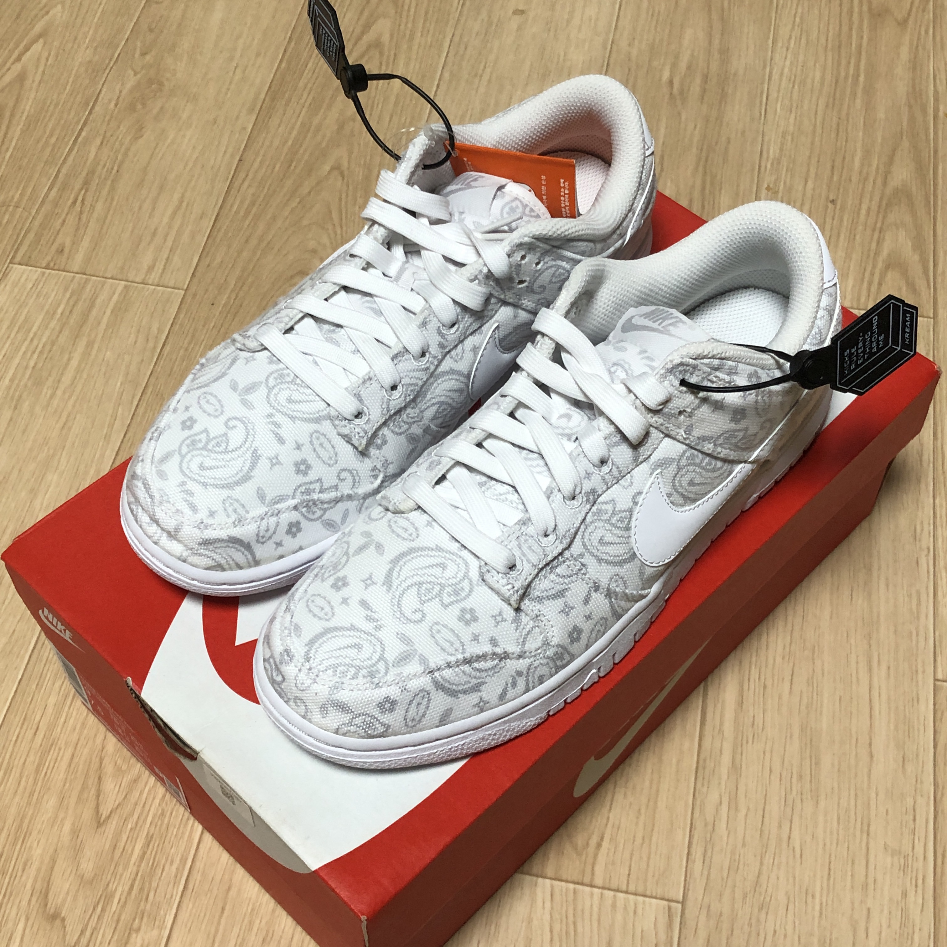 (W) Nike Dunk Low Essential White Paisley 착용 스타일