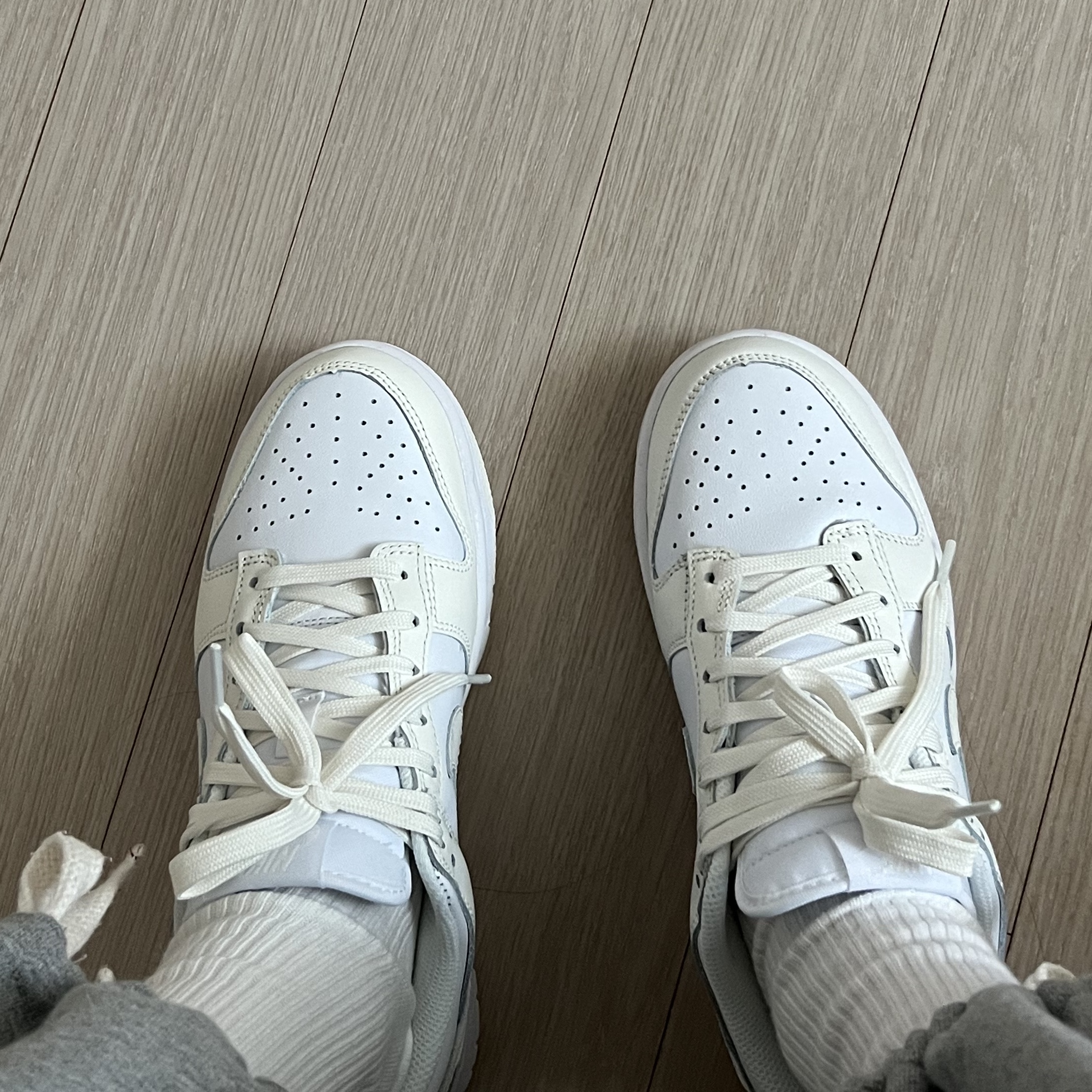 (W) Nike Dunk Low White and Sail 착용 스타일 - 2