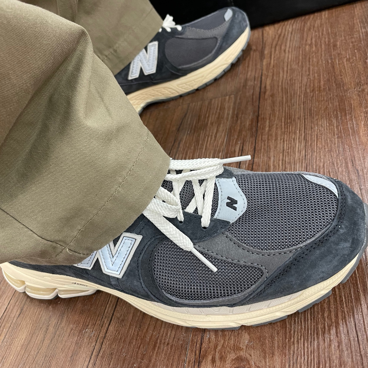 New Balance 2002R Special Vintage Black Grey 착용 스타일