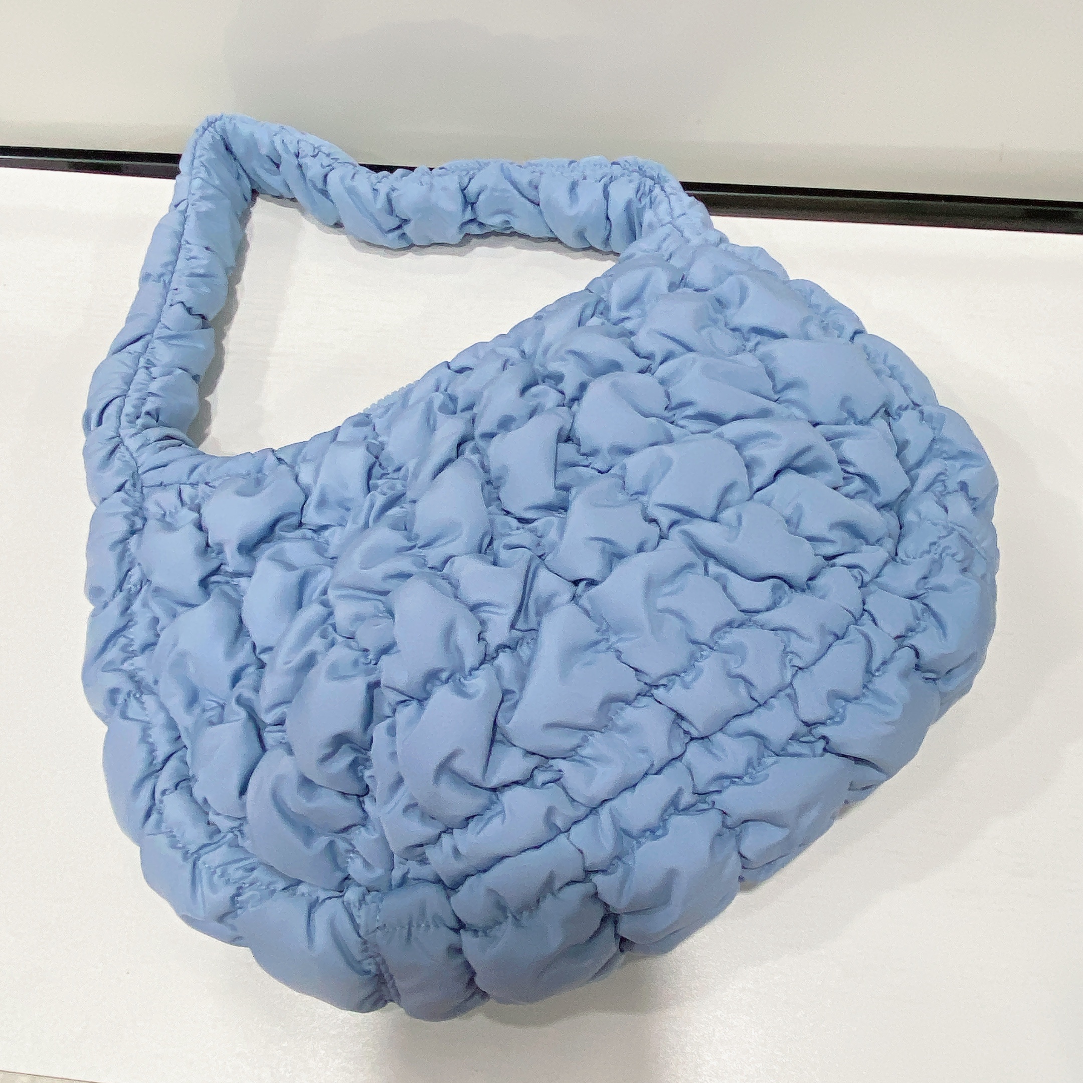 COS Quilted Mini Bag Light Blue 착용 스타일 - 4