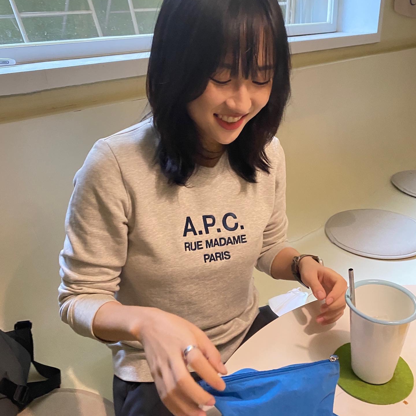(W) A.P.C. Tina Sweatshirt Grey 착용 스타일