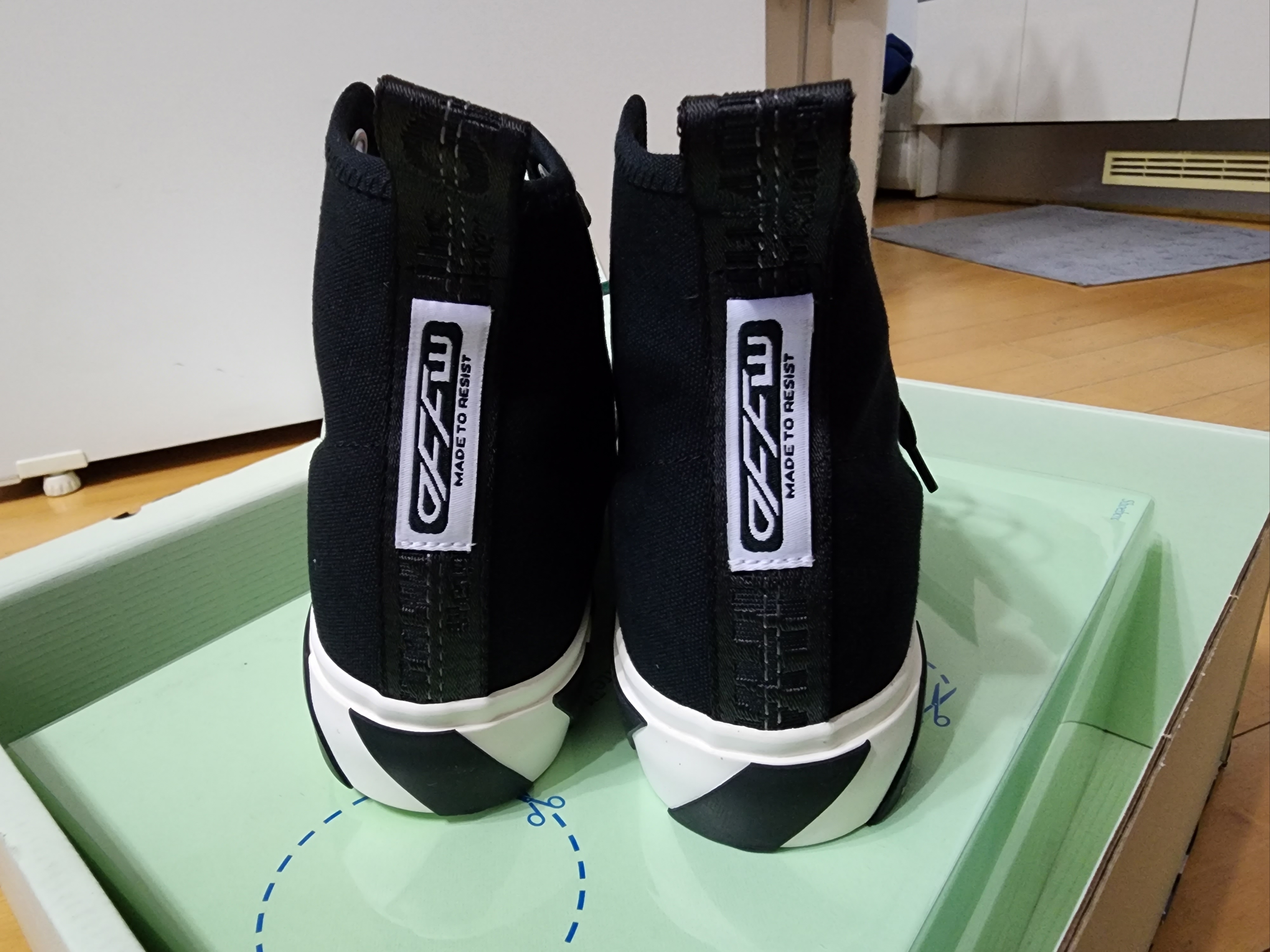 Off-White Arrow Mid Vulcanized Sneakers Black White - 22FW 착용 스타일 - 3