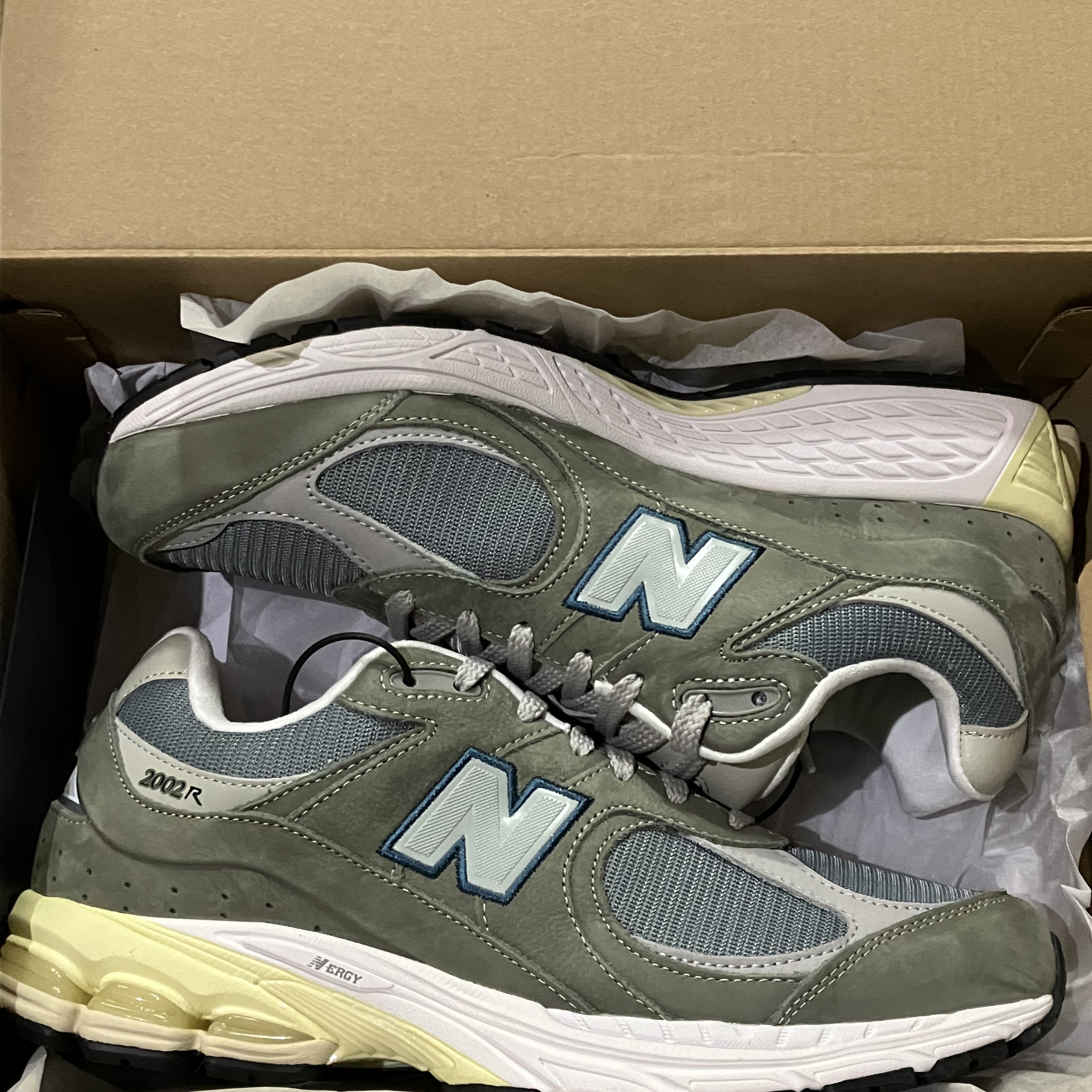 New Balance 2002R Cool Grey 착용 스타일