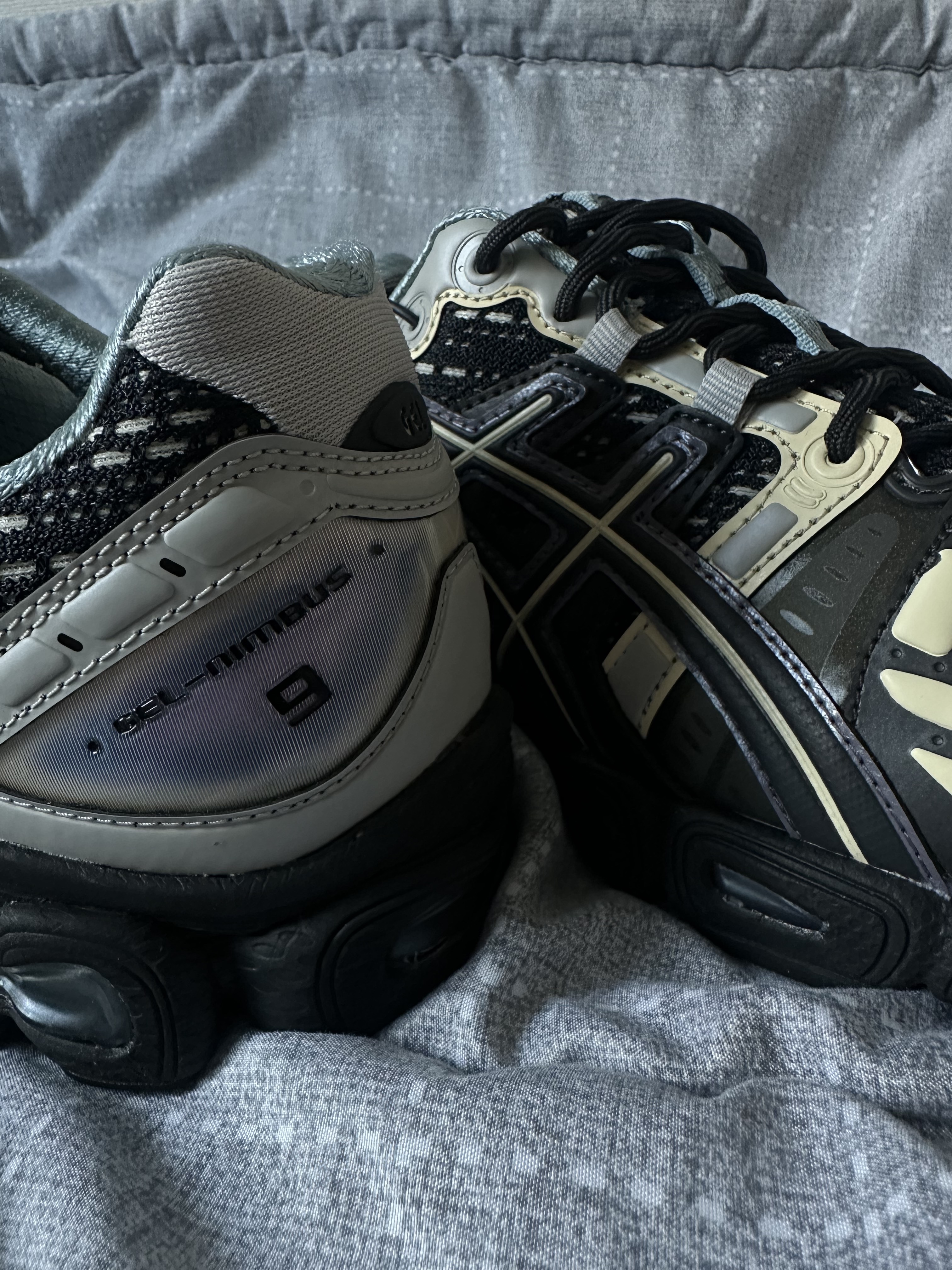 Asics UB5-S Gel-Nimbus 9 Black Gunmetal 착용 스타일 - 3