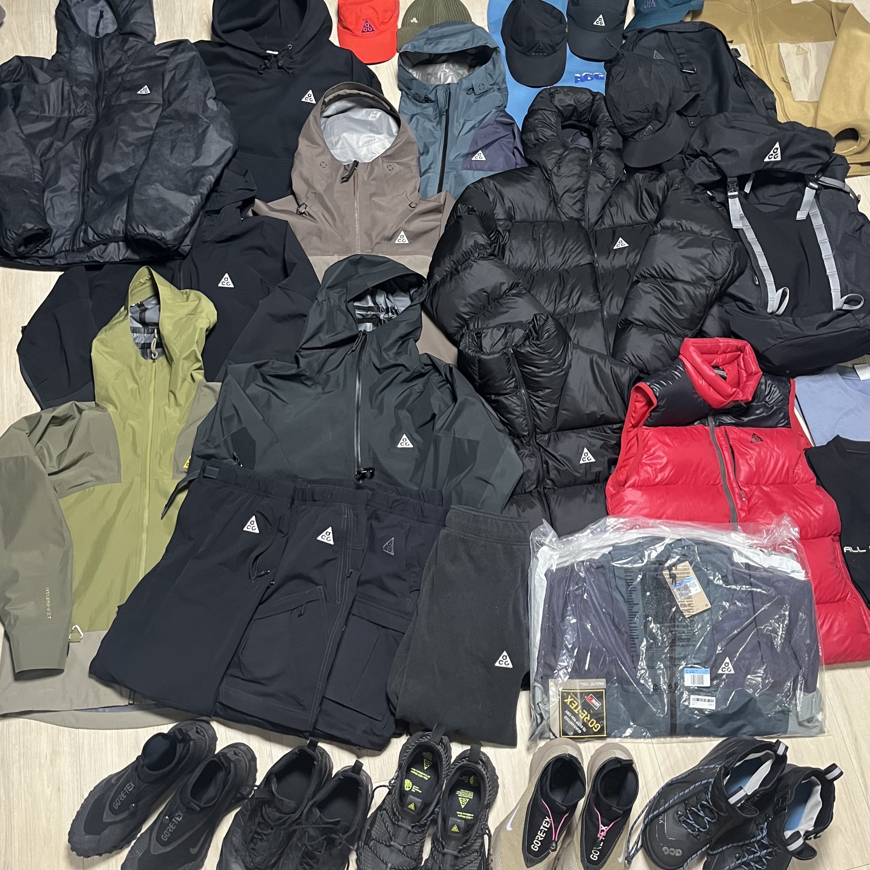 Nike ACG Therma-Fit ADV Lunar Lake Puffer Jacket Black - Asia, Nike ACG Mountain Fly Low Gore-Tex SE Dark Smoke Grey 착용 스타일