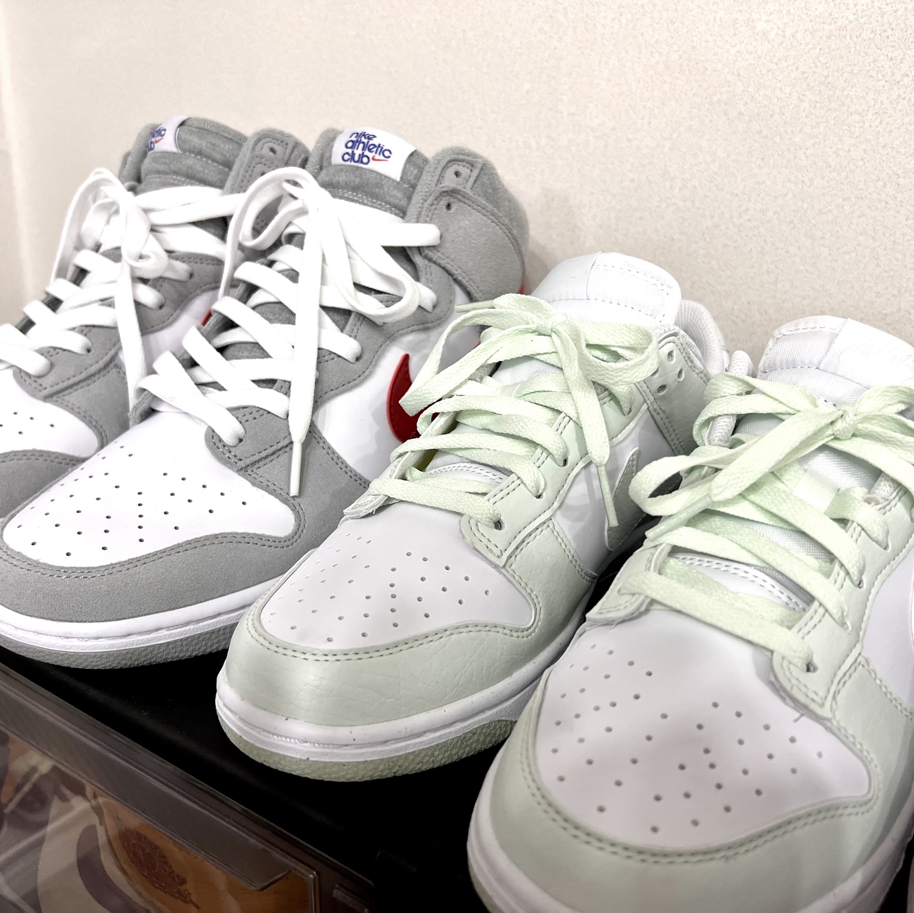 (W) Nike Dunk Low Next Nature Barely Green and White, Nike Dunk High Retro SE Athletic Club Light Smoke Grey Gym Red 착용 스타일