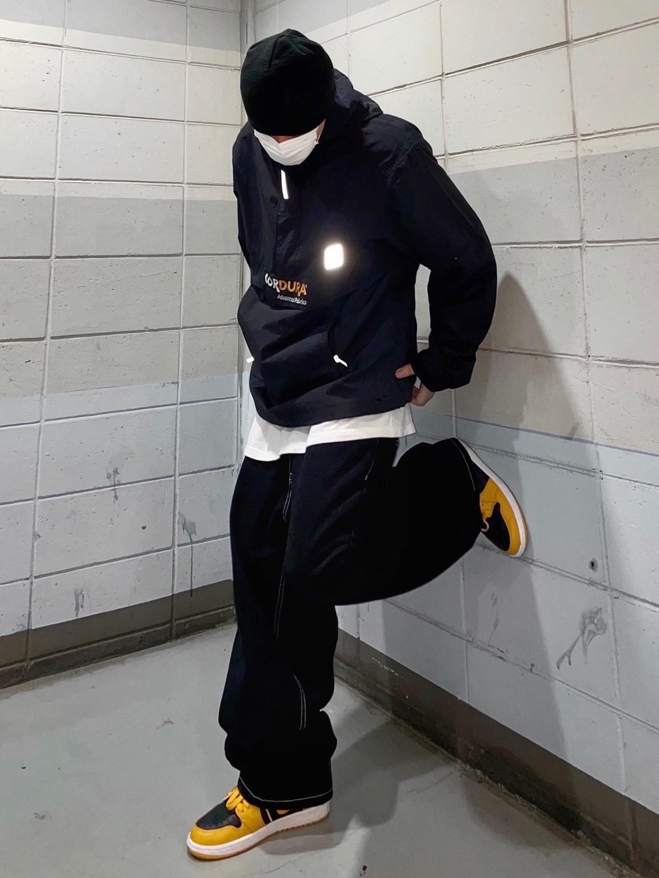 Stussy Debossed Stock Logo Beanie Black, Jordan 1 Retro High OG Pollen 착용 스타일 - 3