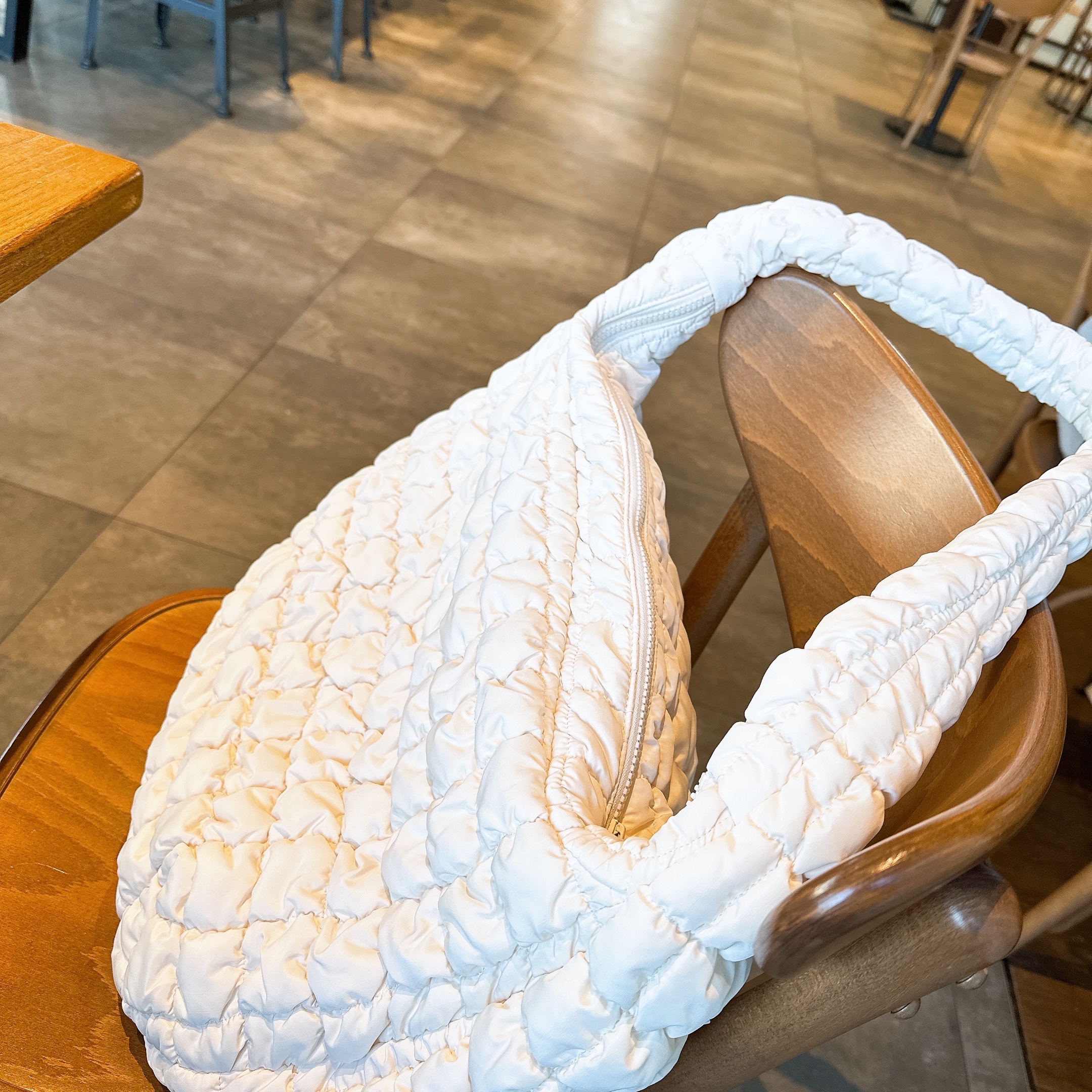 COS Quilted Oversized Shoulder Bag Off White Light Beige 착용 스타일