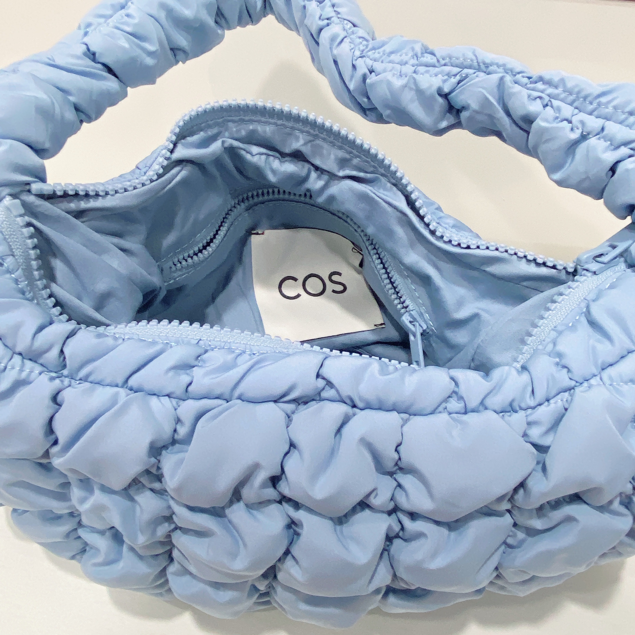 COS Quilted Mini Bag Light Blue 착용 스타일 - 2