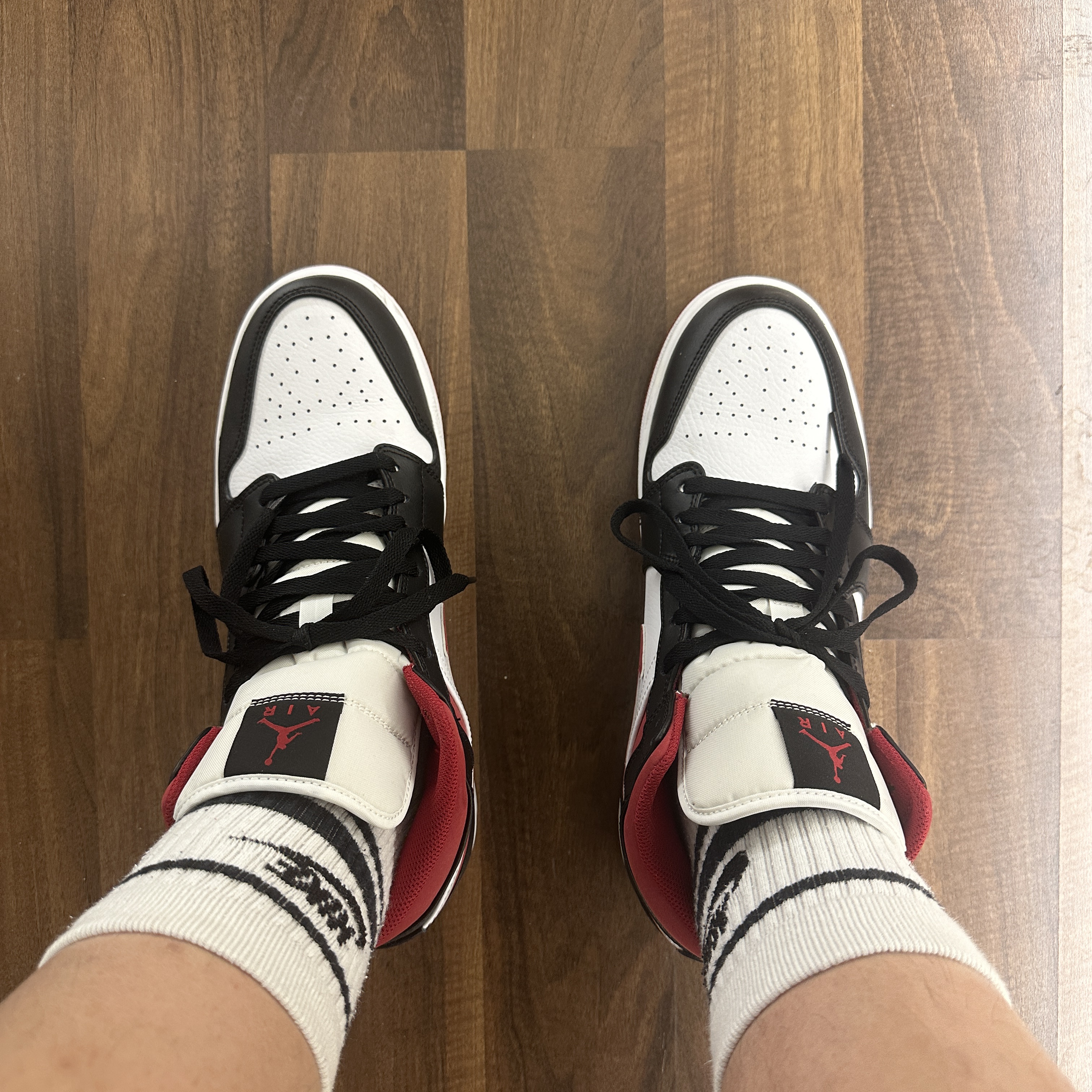 Jordan 1 Mid Gym Red Black White 착용 스타일 - 4