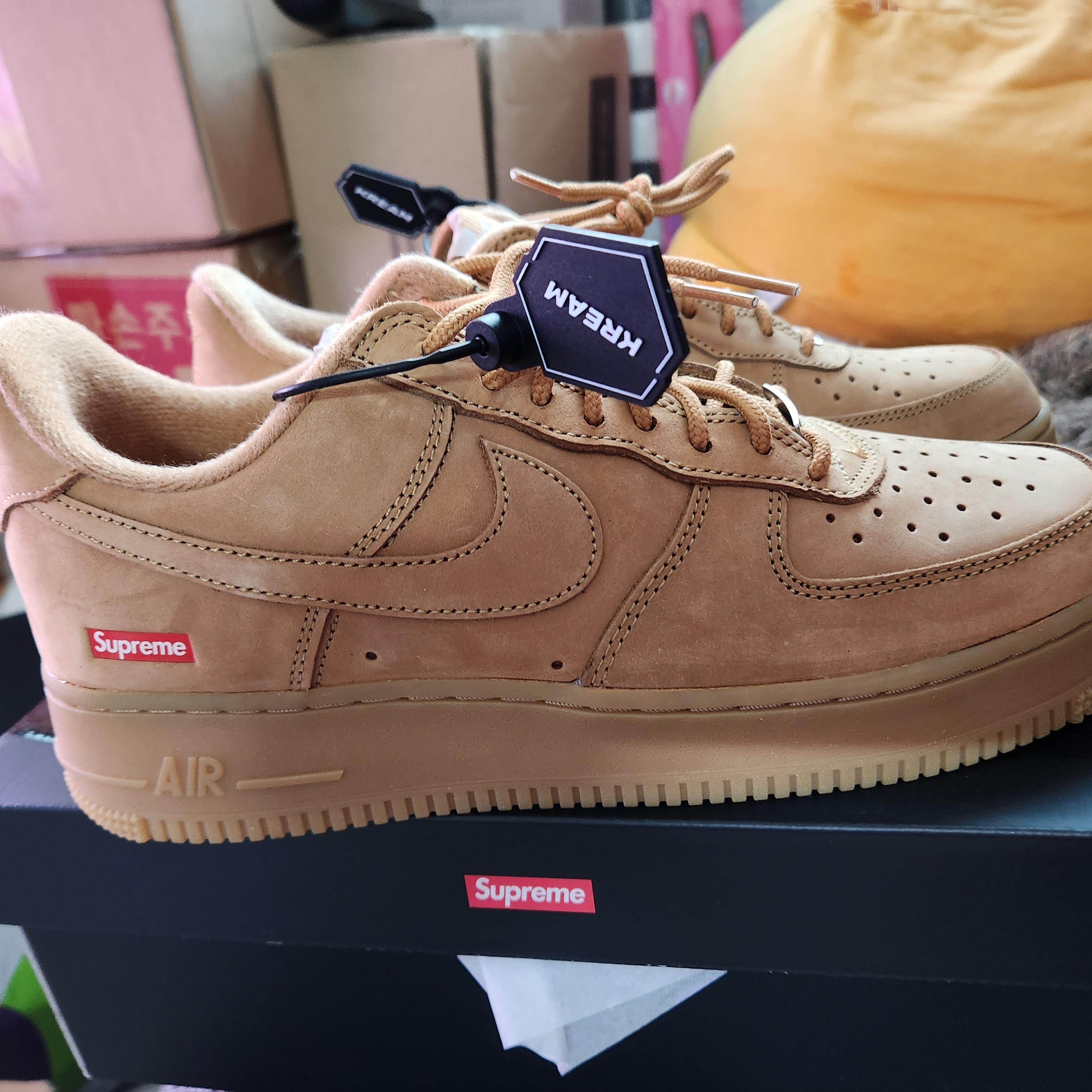 Nike x Supreme Air Force 1 Low Flax 착용 스타일 - 1