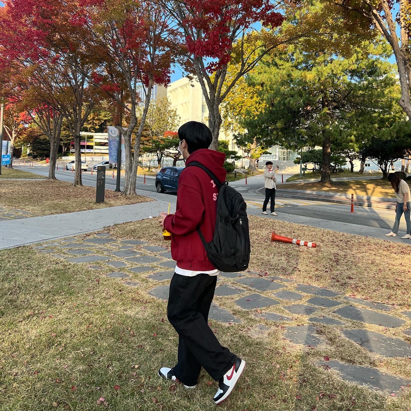 IAB Studio Hoodie Raspberry, Jordan 1 Mid Gym Red Black White 착용 스타일 - 2