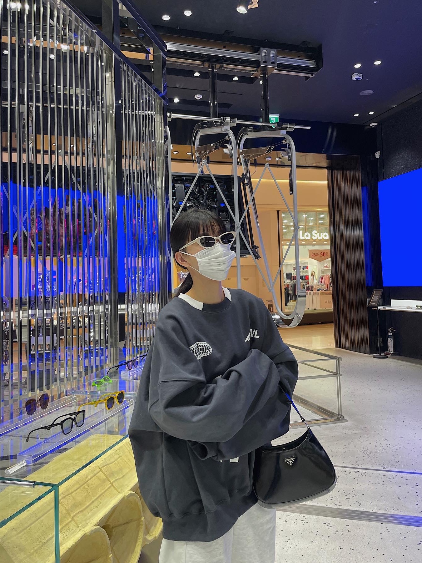 Balenciaga Runner Sneakers Blue White, Prada Cleo Brushed Leather Shoulder Bag Black 착용 스타일 - 4