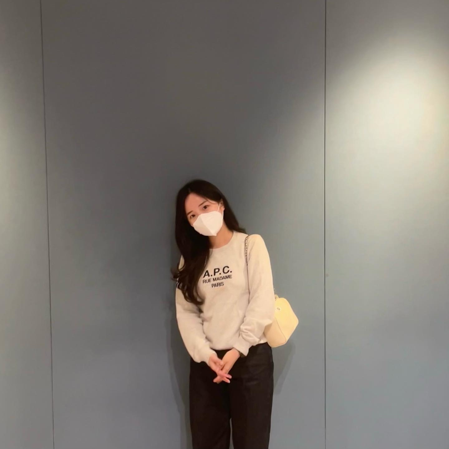 (W) A.P.C. Tina Sweatshirt Grey 착용 스타일