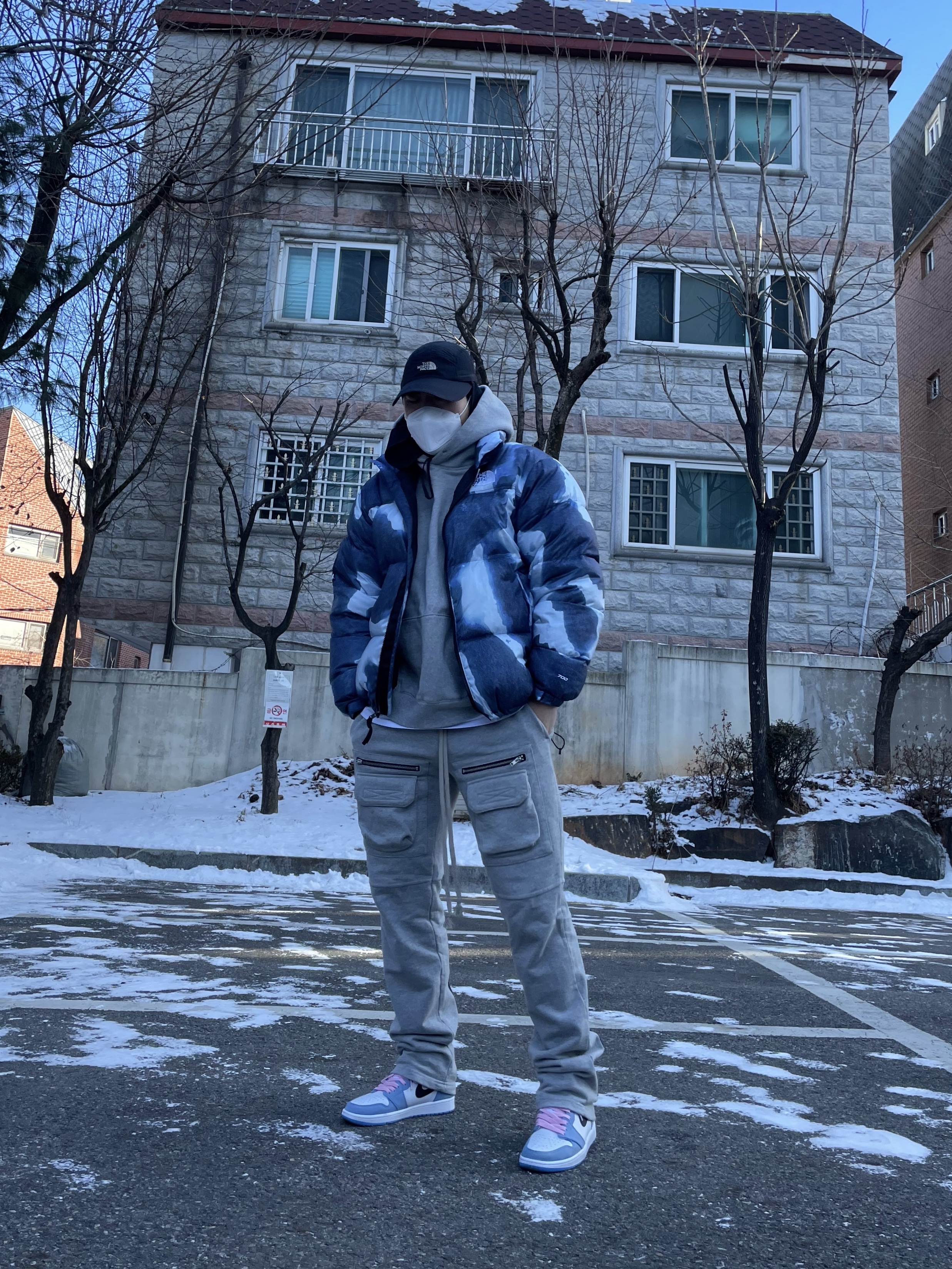 Supreme x The North Face Bleached Denim Print Nuptse Jacket Indigo - 21FW, Jordan 1 Retro High OG University Blue 착용 스타일 - 3