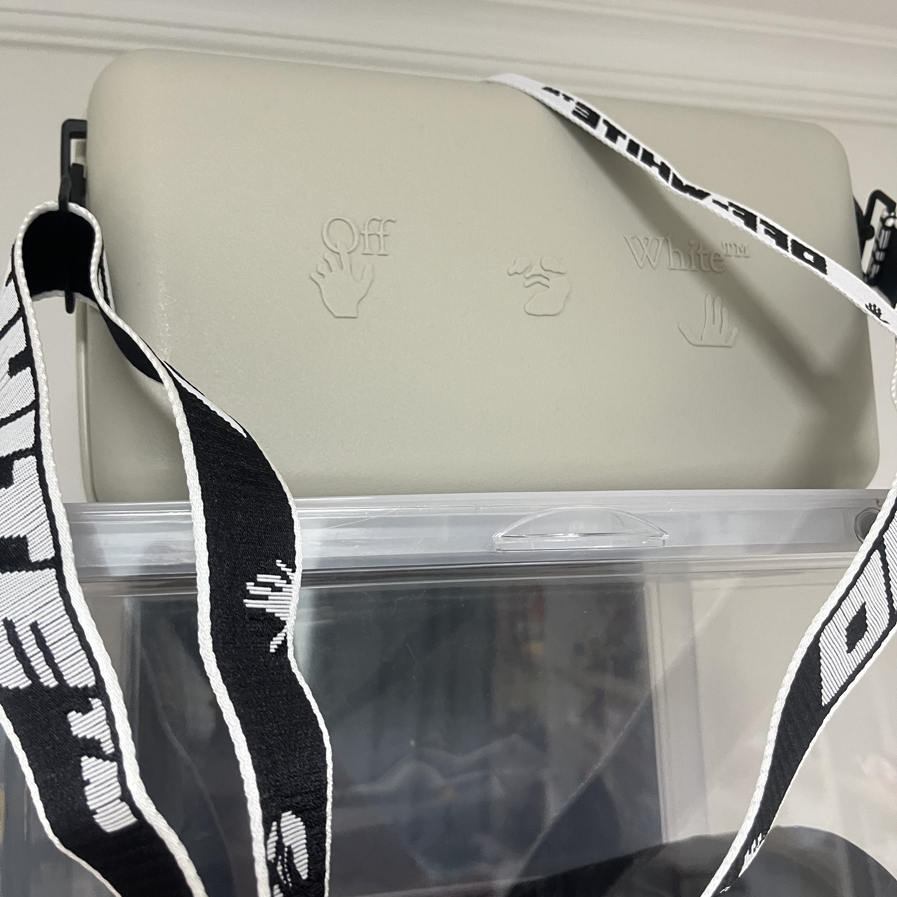 Off-White x Amore Pacific Protection Box (Without Cosmetics) 착용 스타일
