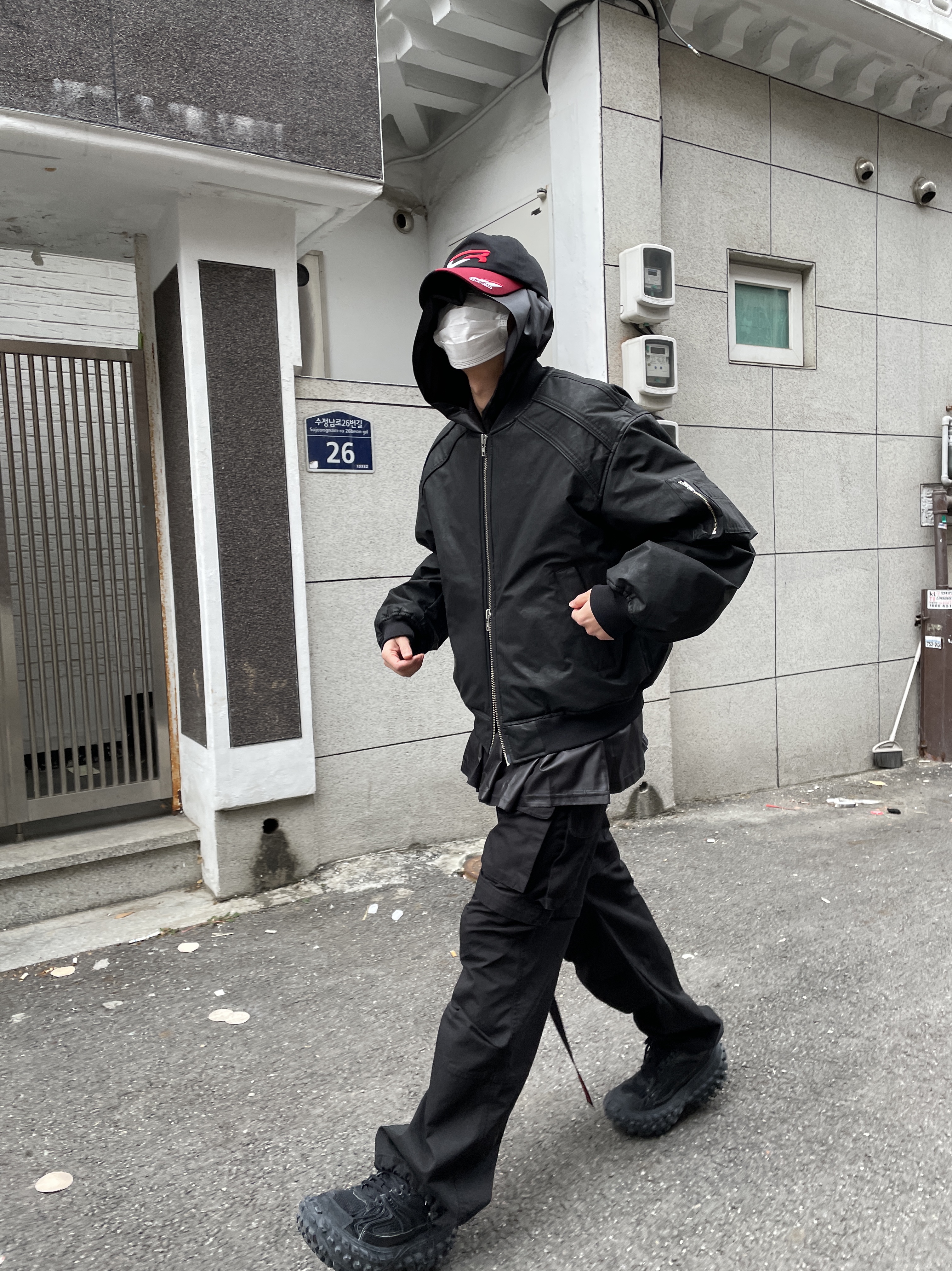 Balenciaga Defender Sneakers Black, Project G/R Convertible Tactical Pants Black 착용 스타일 - 2