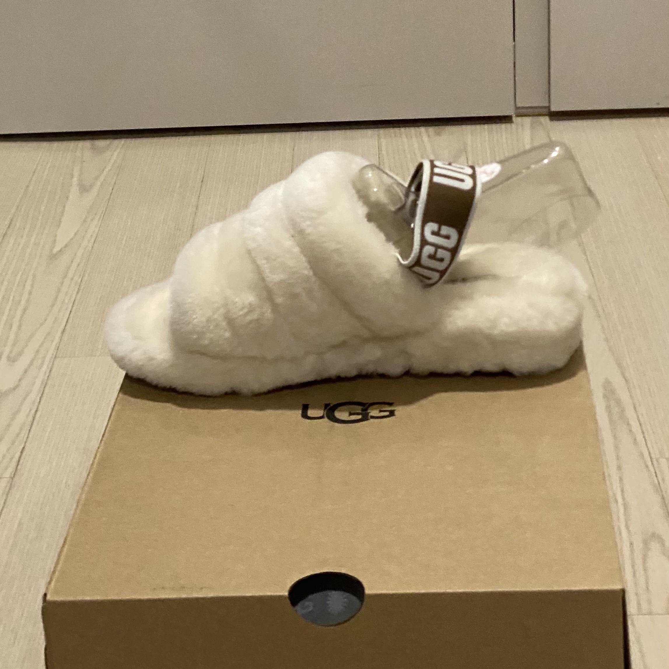 (W) UGG Fluff Yeah Slide Natural 착용 스타일 - 2
