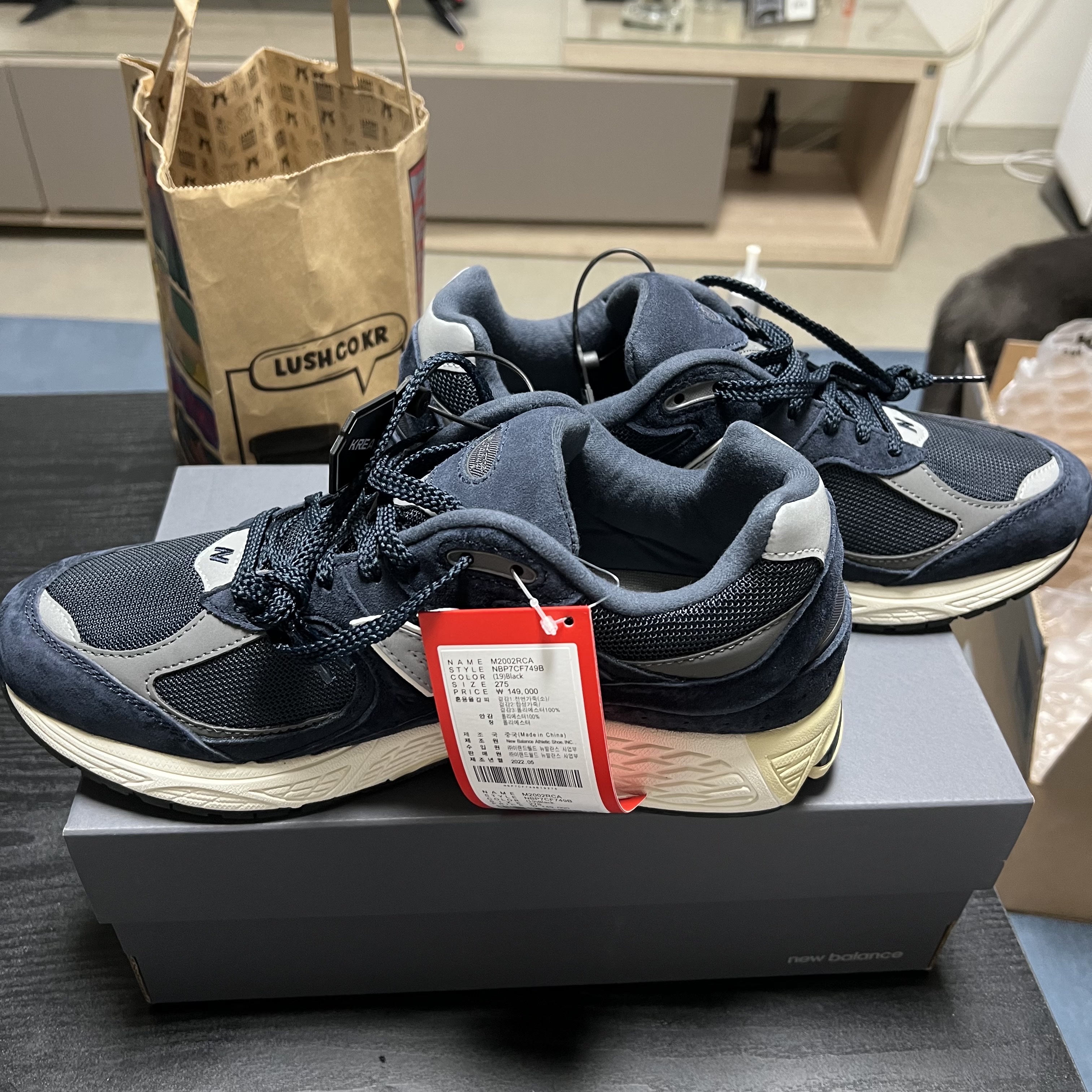 New Balance 2002R Eclipse Castlerock 착용 스타일
