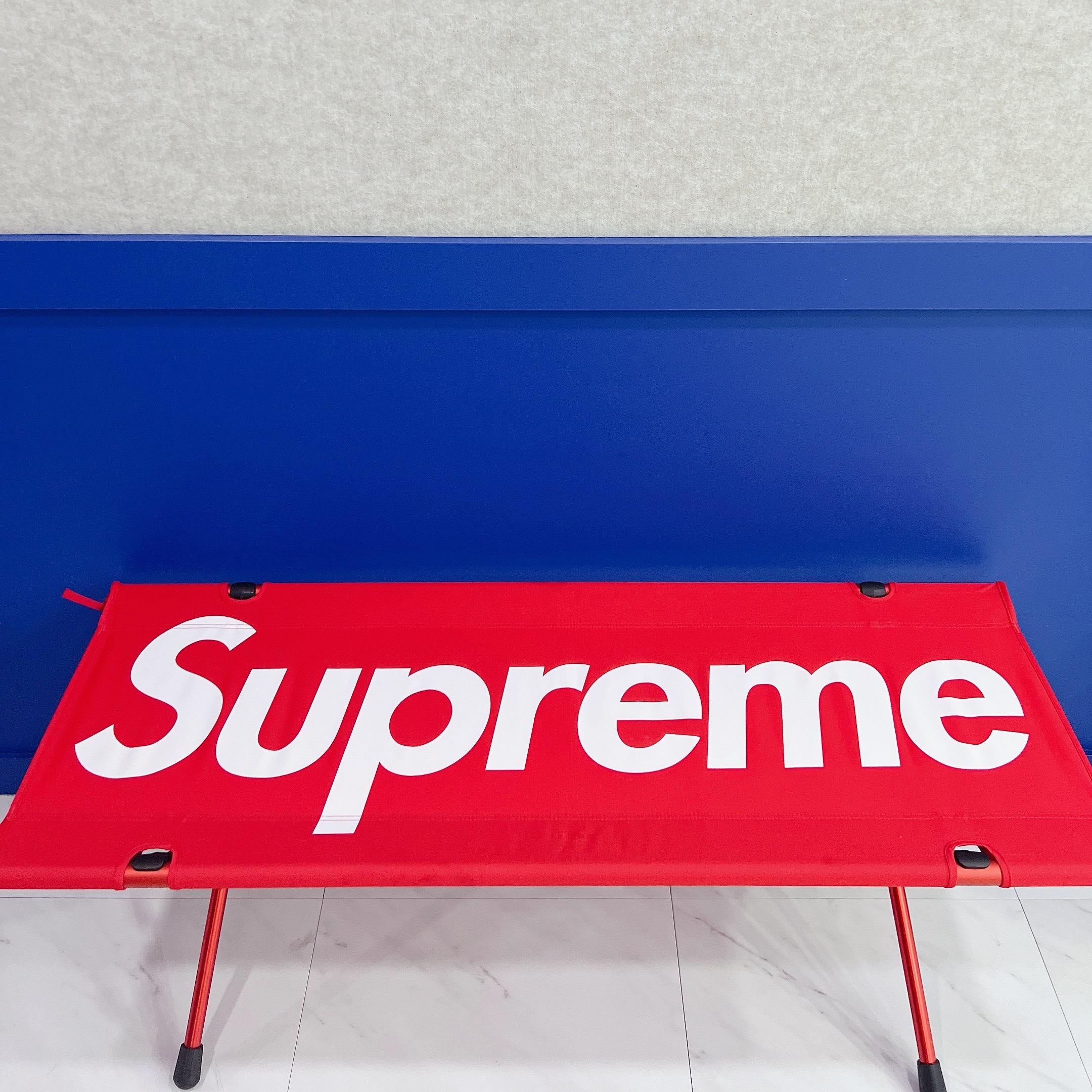 Supreme x Helinox Bench One Red - 22SS 착용 스타일 - 3