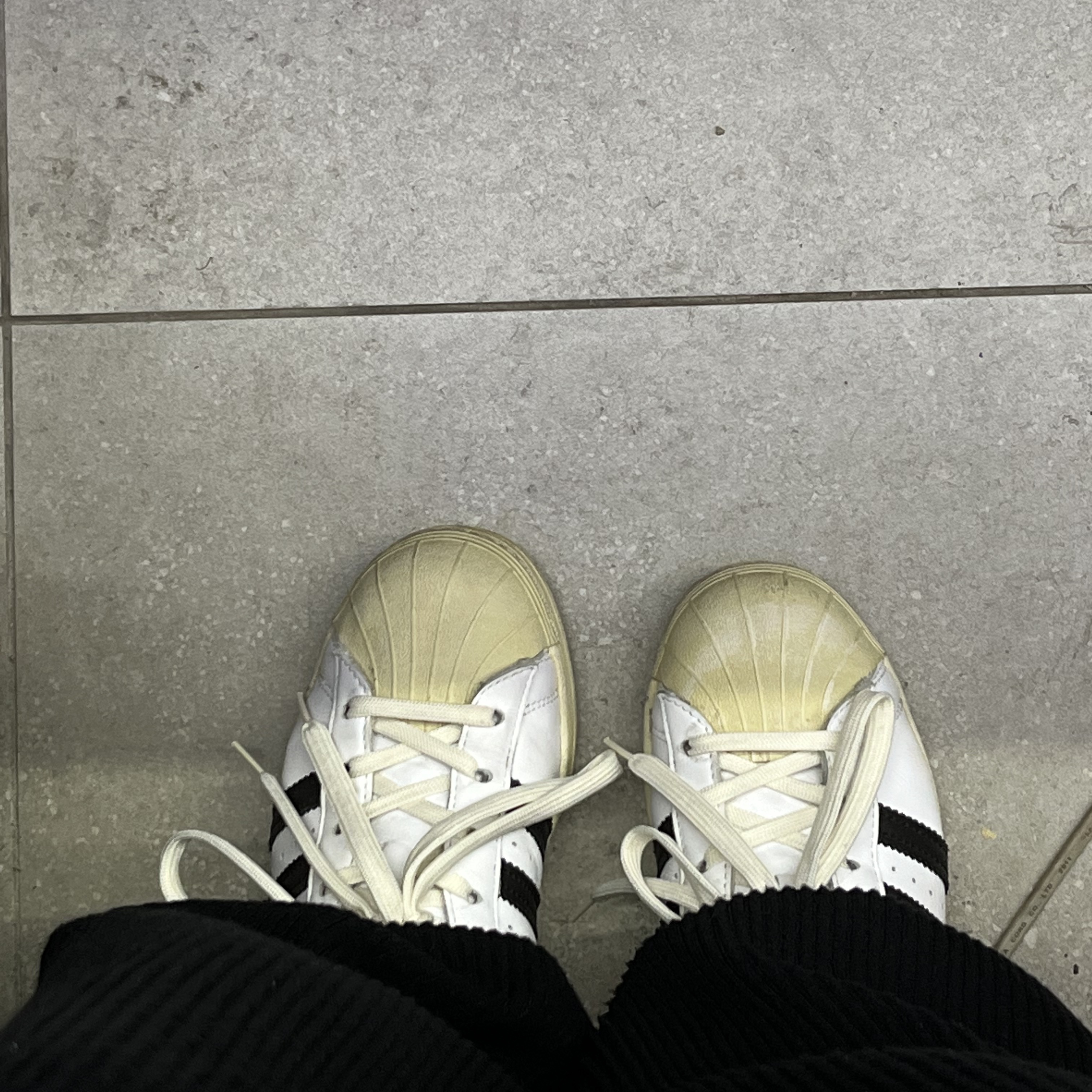 Adidas Superstar Premium White Black 착용 스타일