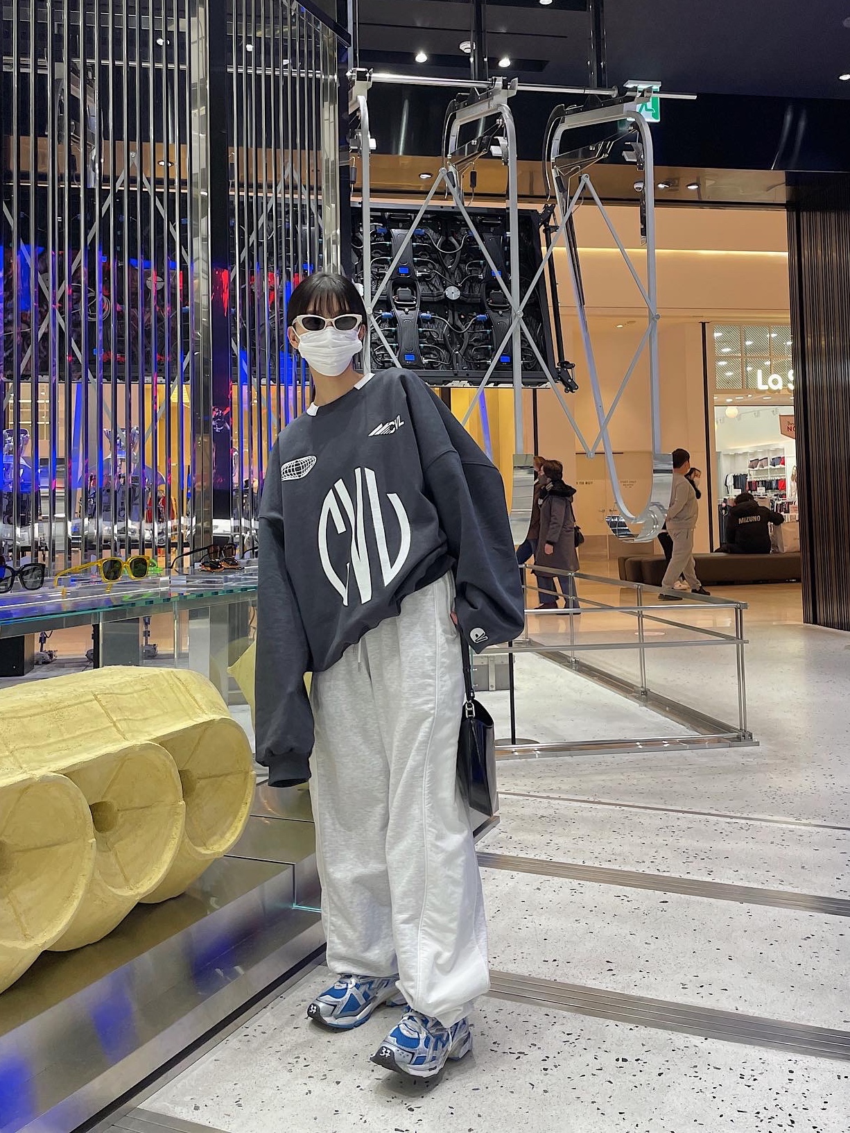 Balenciaga Runner Sneakers Blue White, Prada Cleo Brushed Leather Shoulder Bag Black 착용 스타일 - 3