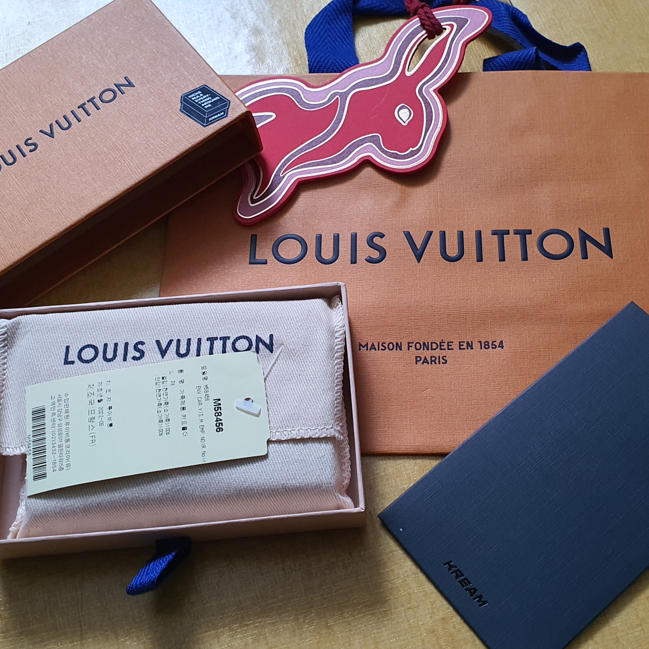 Louis Vuitton Business Card Holder Monogram Embossed Leather Black 착용 스타일