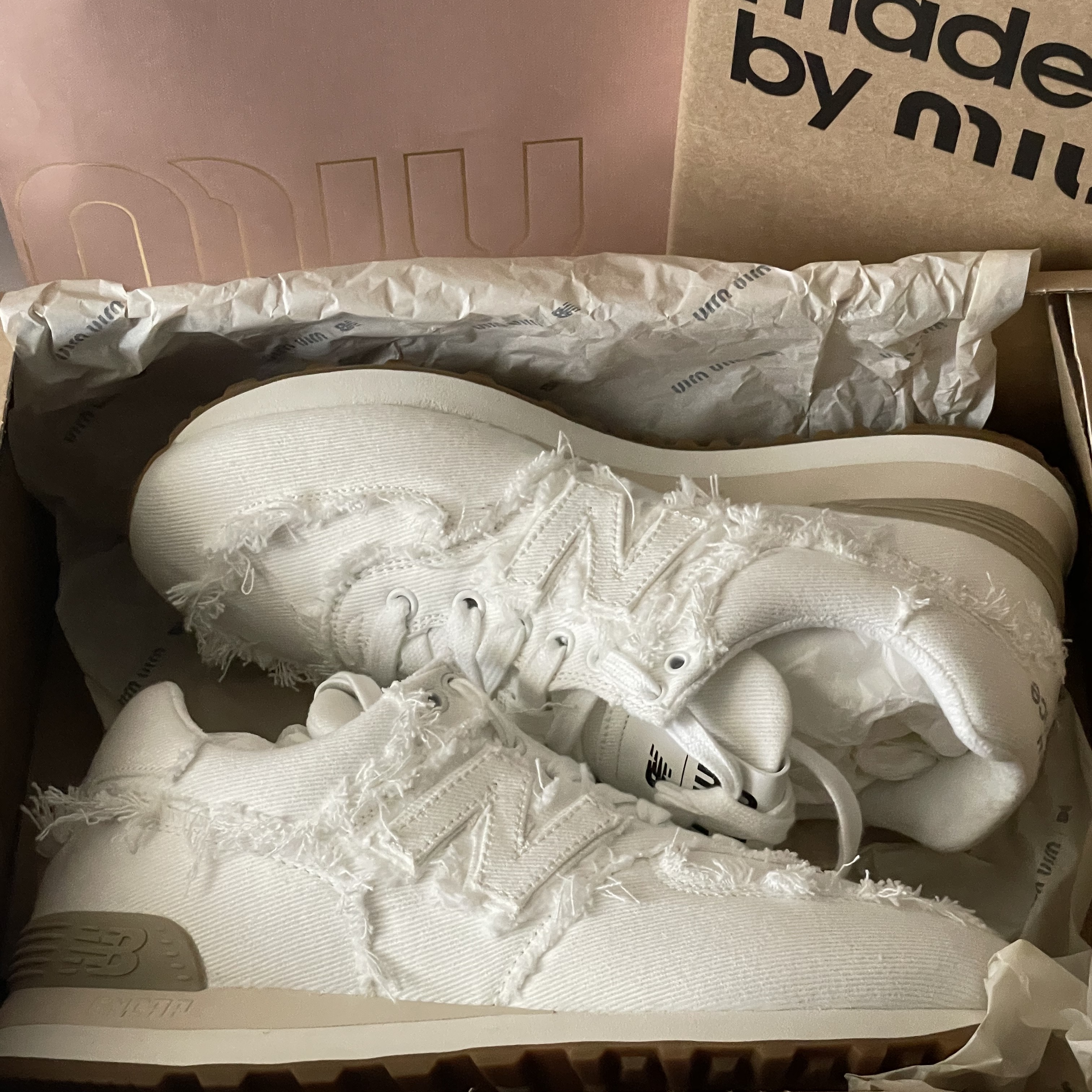 (W) New Balance x Miu Miu 574 Denim White 착용 스타일 - 3