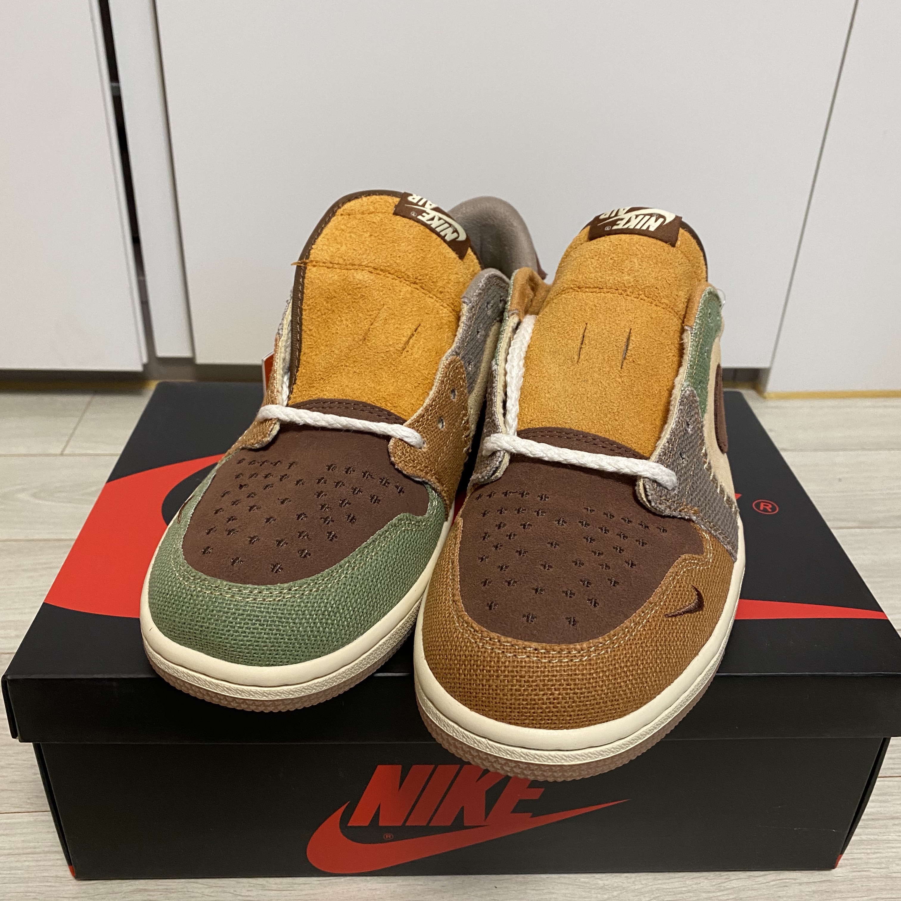 Jordan 1 x Zion Williamson Retro Low OG Flax and Oil Green 착용 스타일 - 1