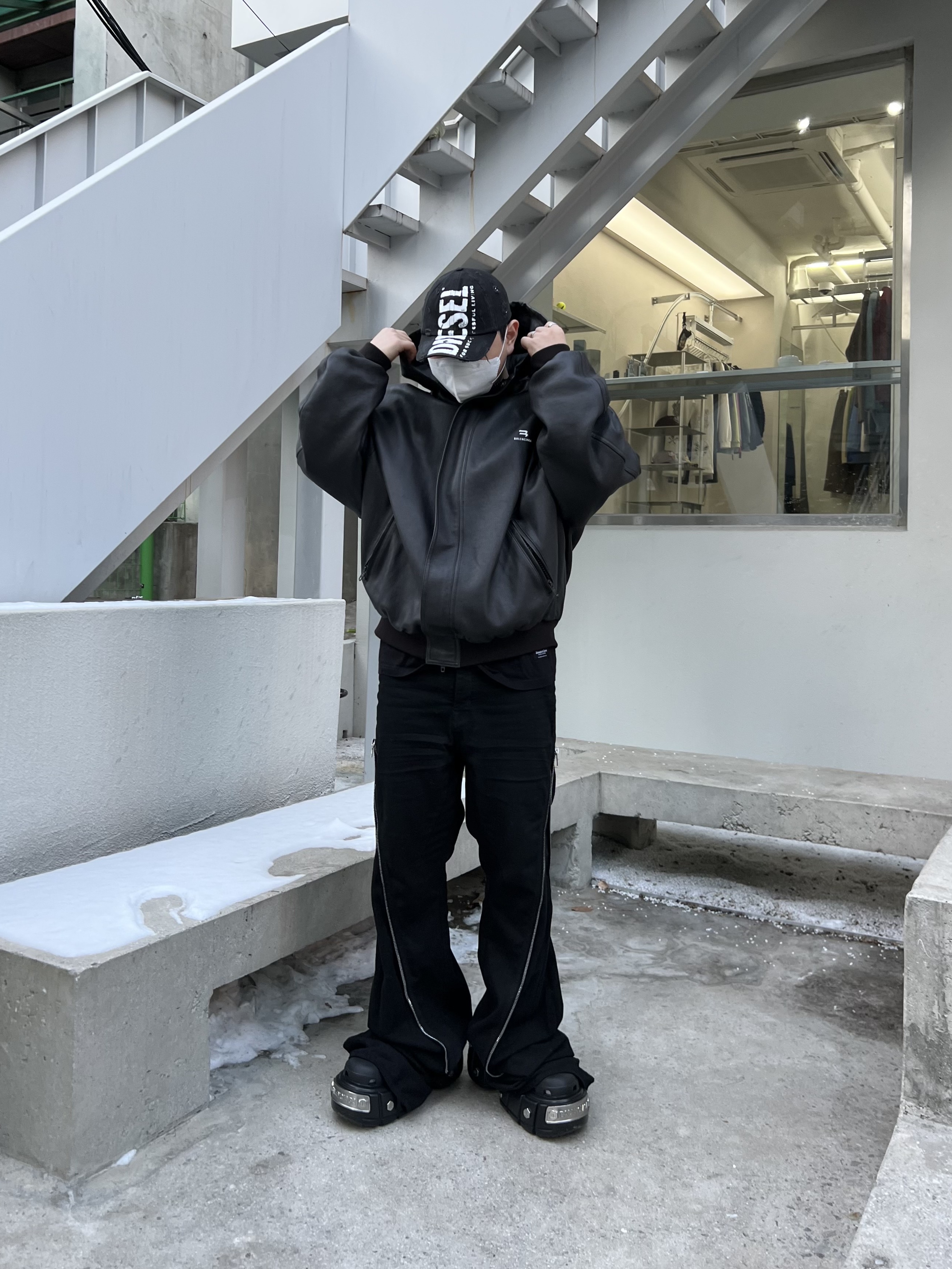 Balenciaga Sporty B Taxi Blouson Brown, Balenciaga x Crocs Hardcrocs Slide Black 착용 스타일