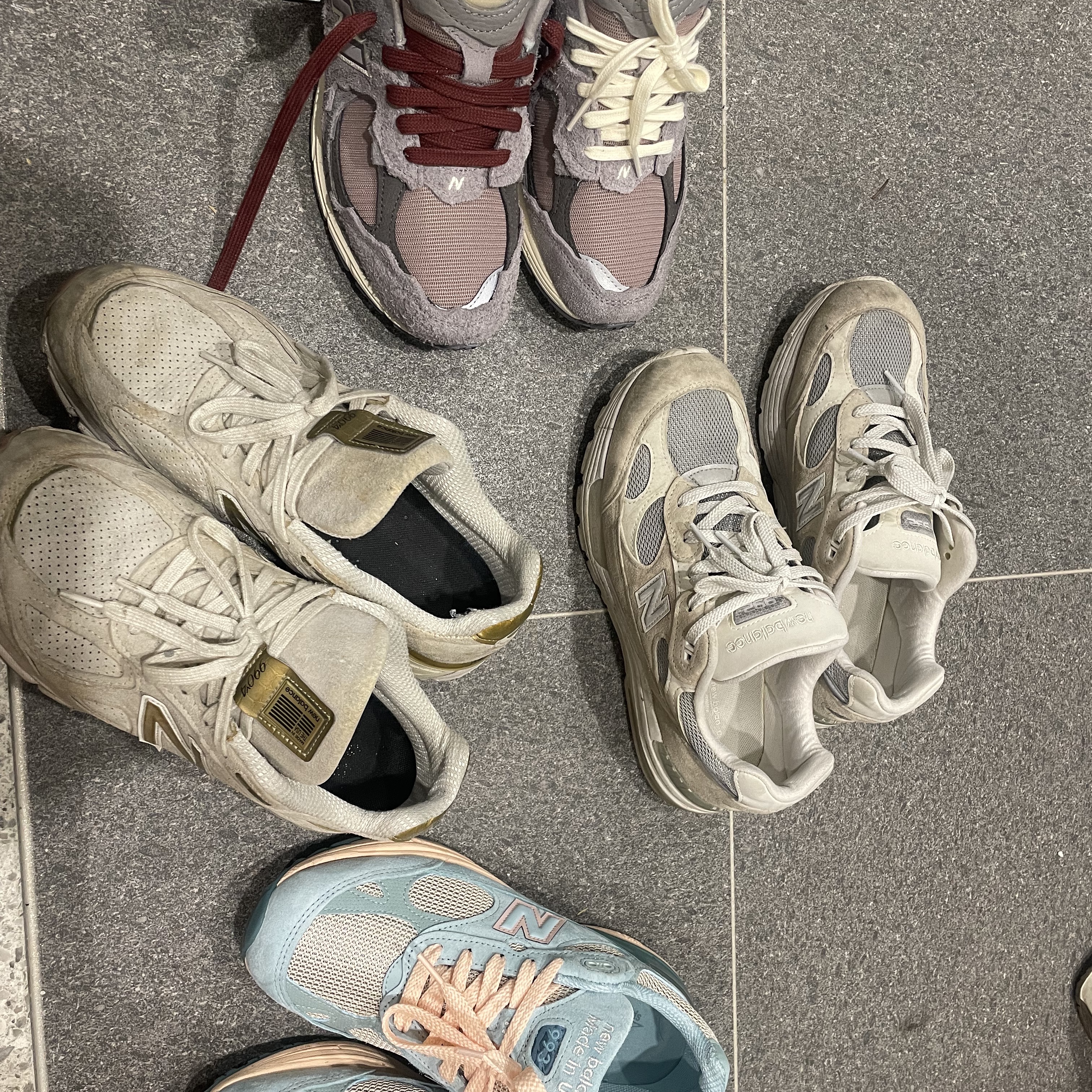 New Balance 2002R Protection Pack Zinc Eiffel Tower, New Balance 992 Made in USA White Silver 착용 스타일