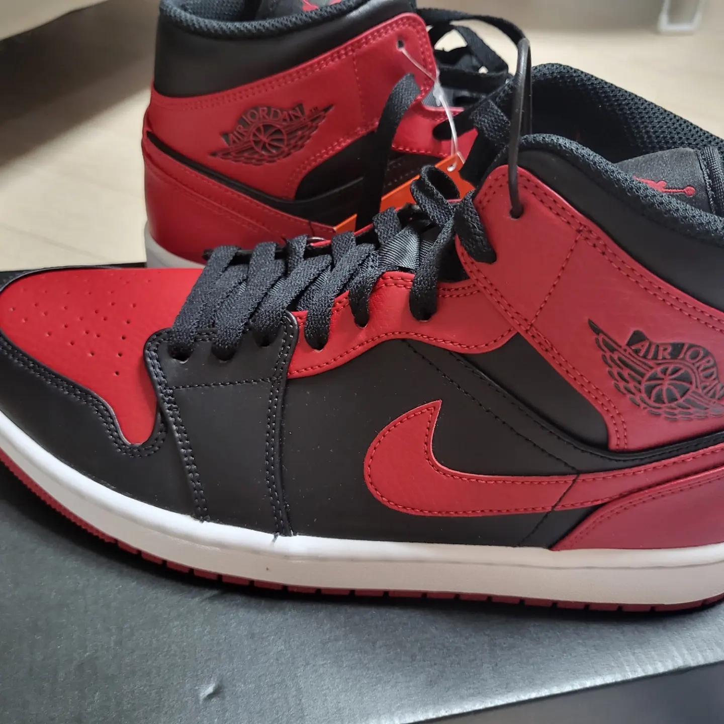 Jordan 1 Mid Bred Banned 2020 착용 스타일 - 1