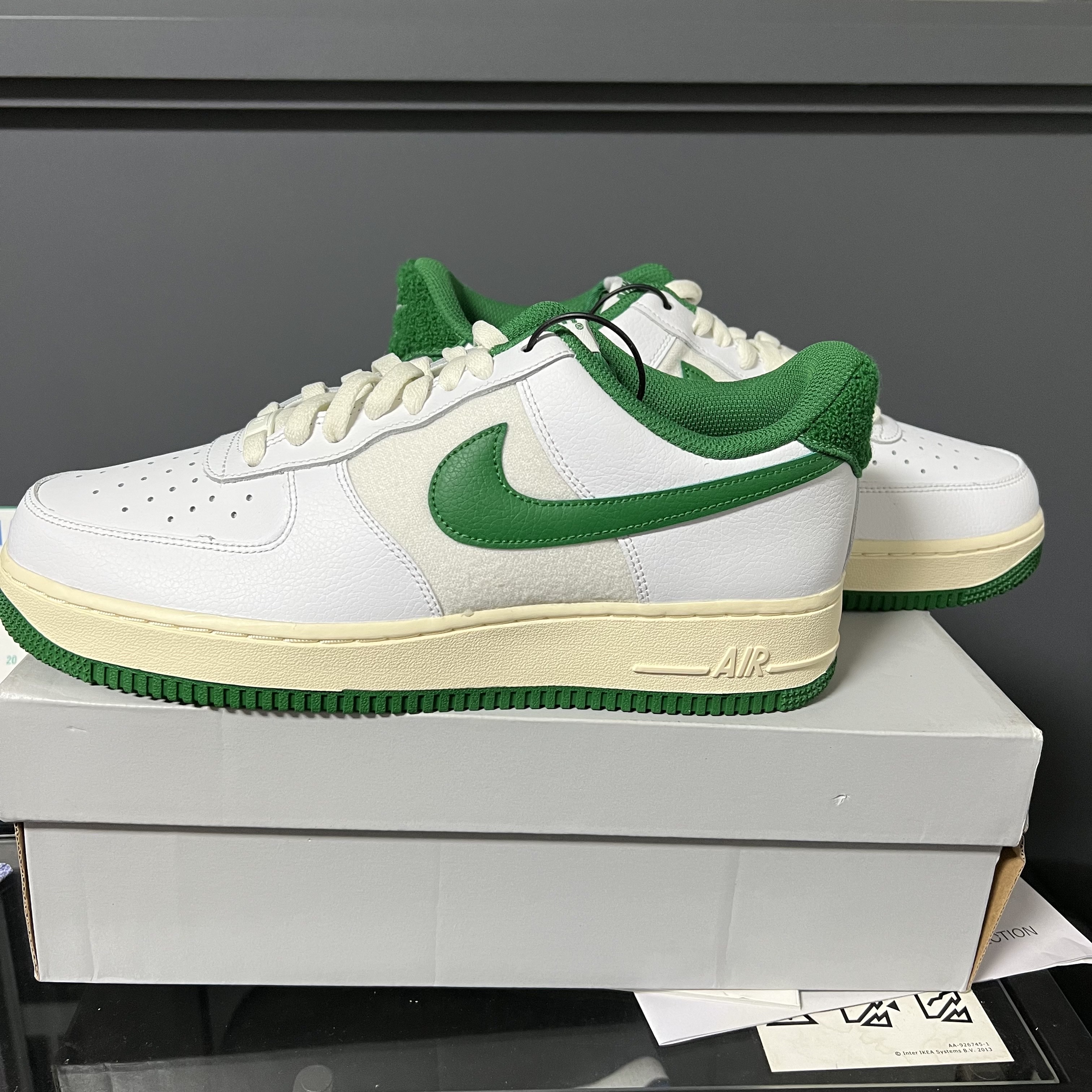 Nike Air Force 1 '07 LV8 Varsity White Pine Green 착용 스타일