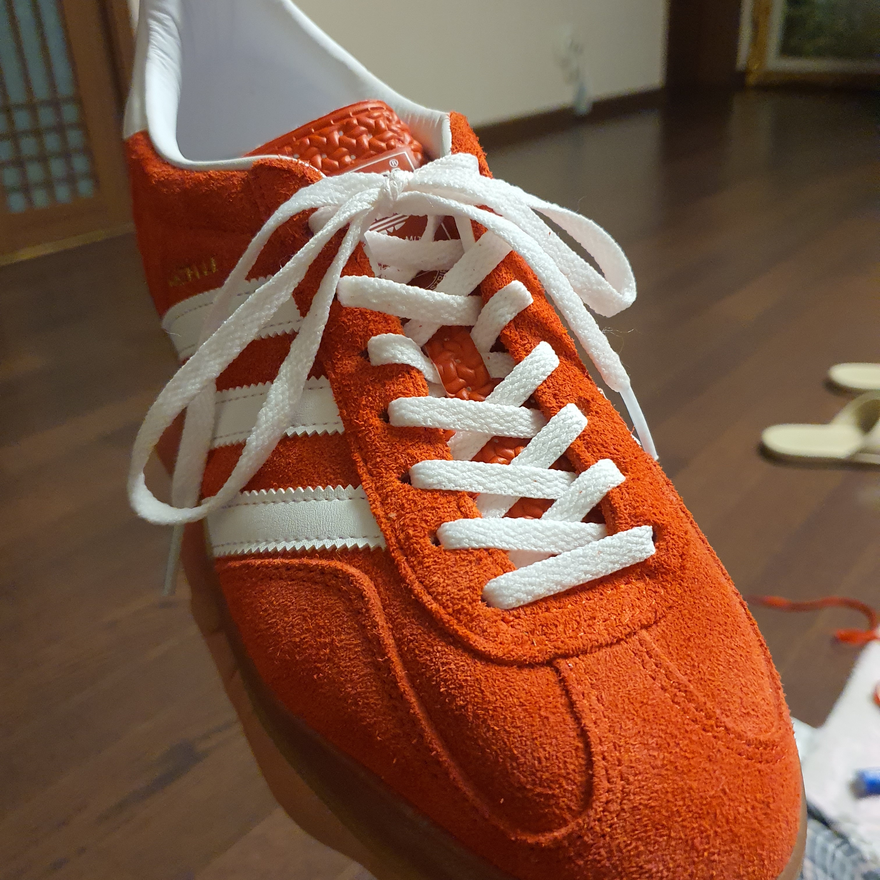 (W) Adidas Gazelle Indoor Bold Orange Cloud White 착용 스타일
