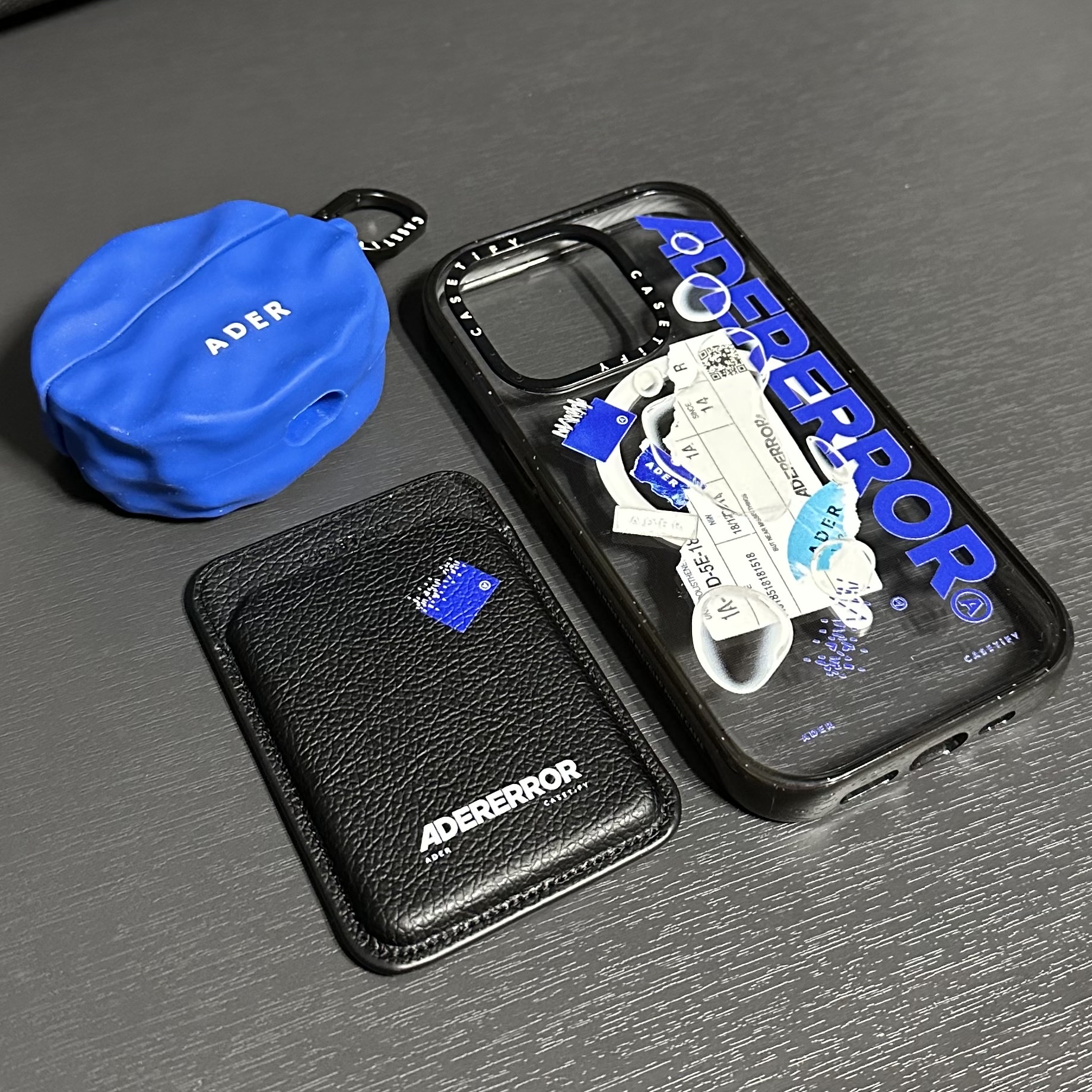 Casetify x Ader Error iPhone Sticker Magsafe Case Clear, Casetify x Ader Error Wavy Collectable AirPods Pro 1st/2nd gen Case Blue 착용 스타일