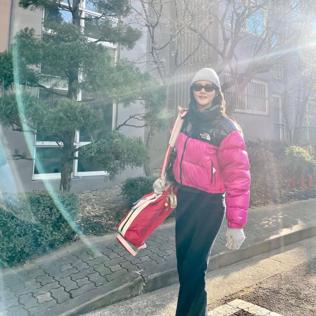 (W) The North Face Nuptse Short Jacket Fuchsia Pink, Nike Air Force 1 '07 Low White 착용 스타일 - 2