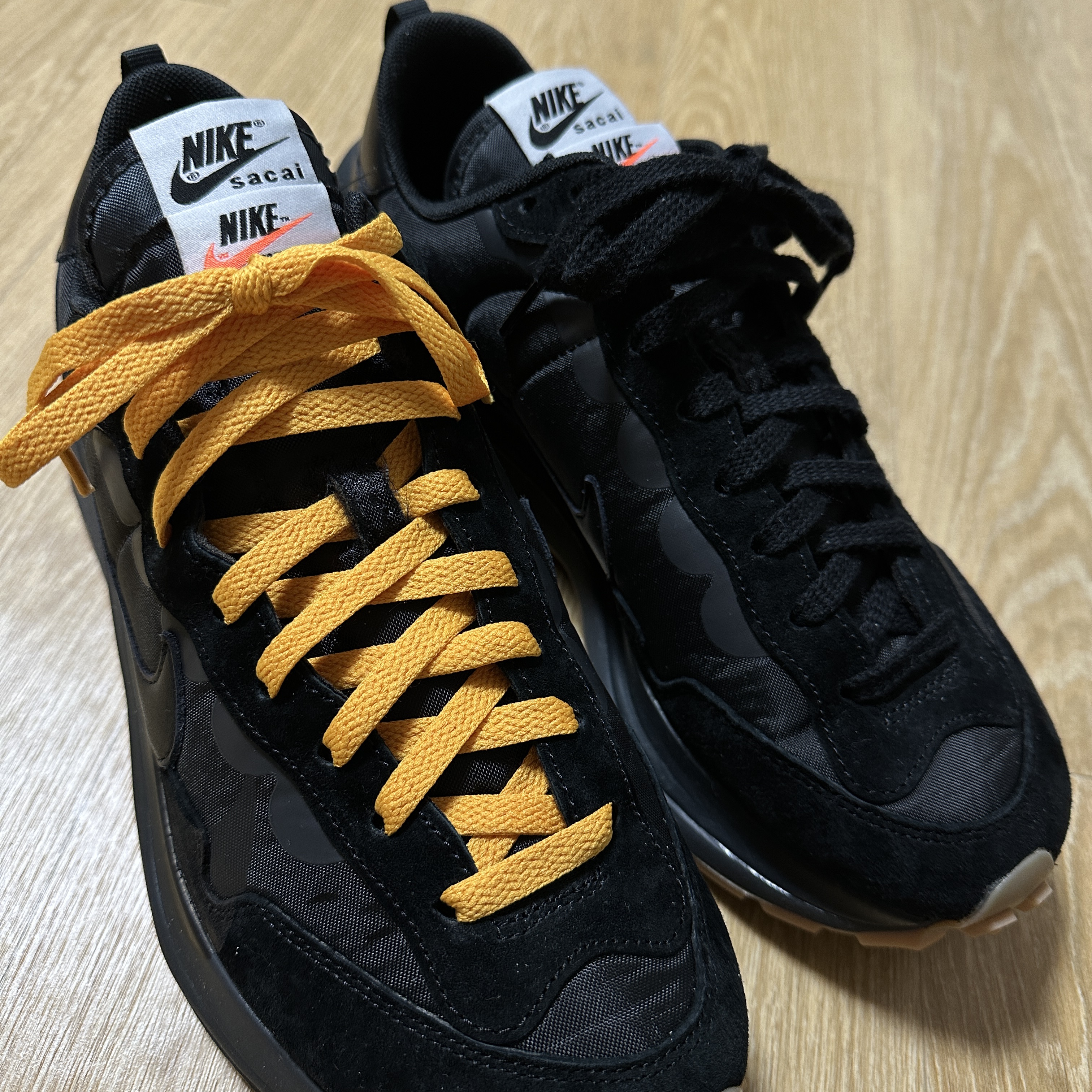 Nike x Sacai VaporWaffle Black and Gum 착용 스타일 - 3