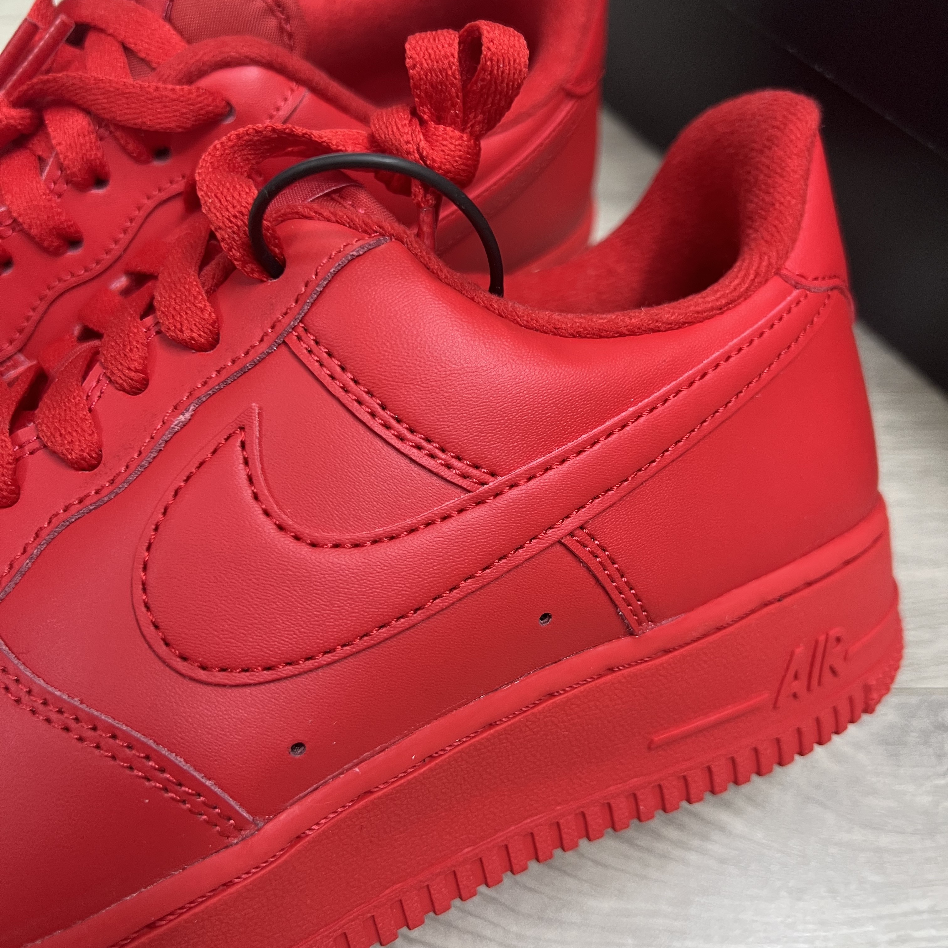 Nike Air Force 1 '07 LV8 Low 1 Triple Red 착용 스타일 - 4