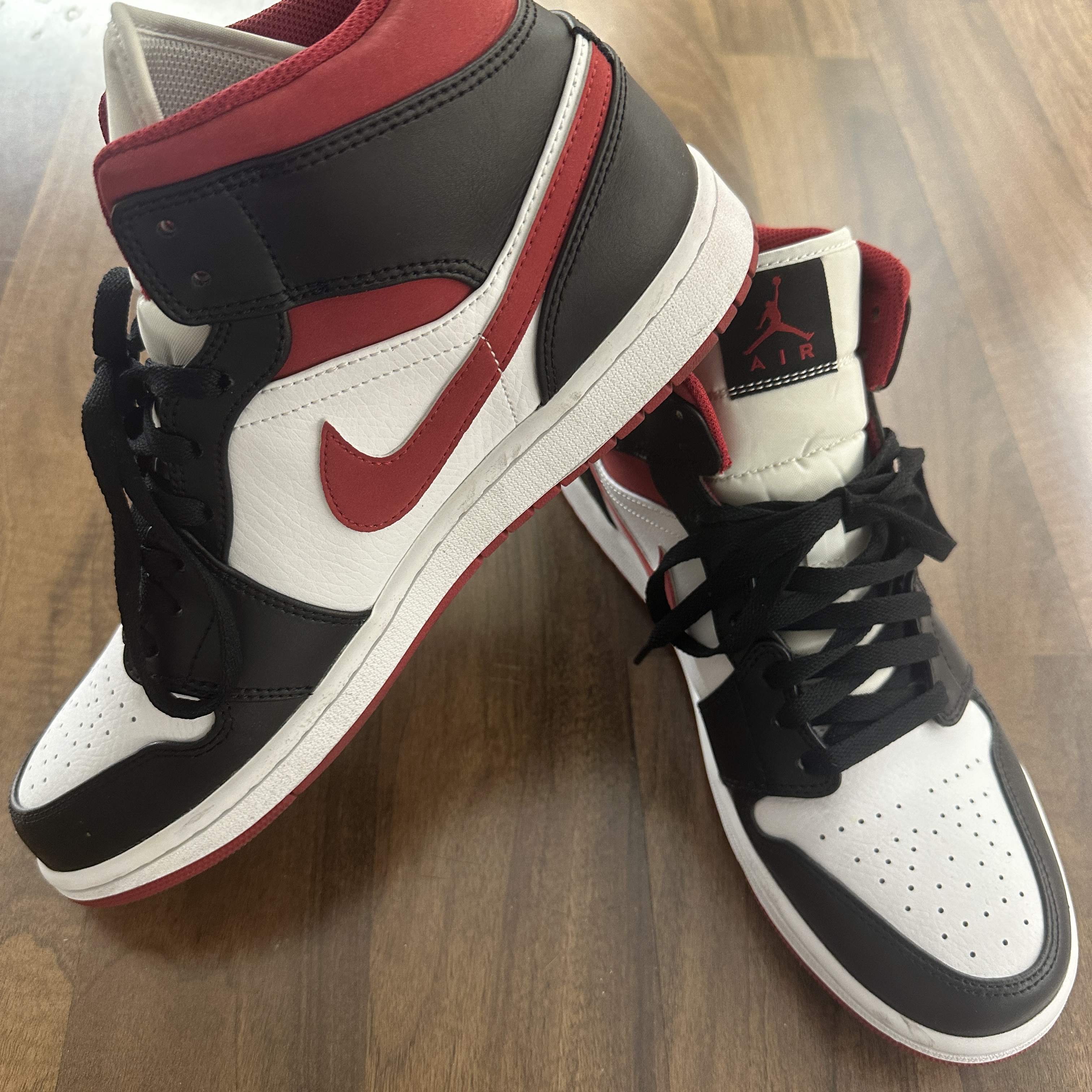 Jordan 1 Mid Gym Red Black White 착용 스타일 - 3