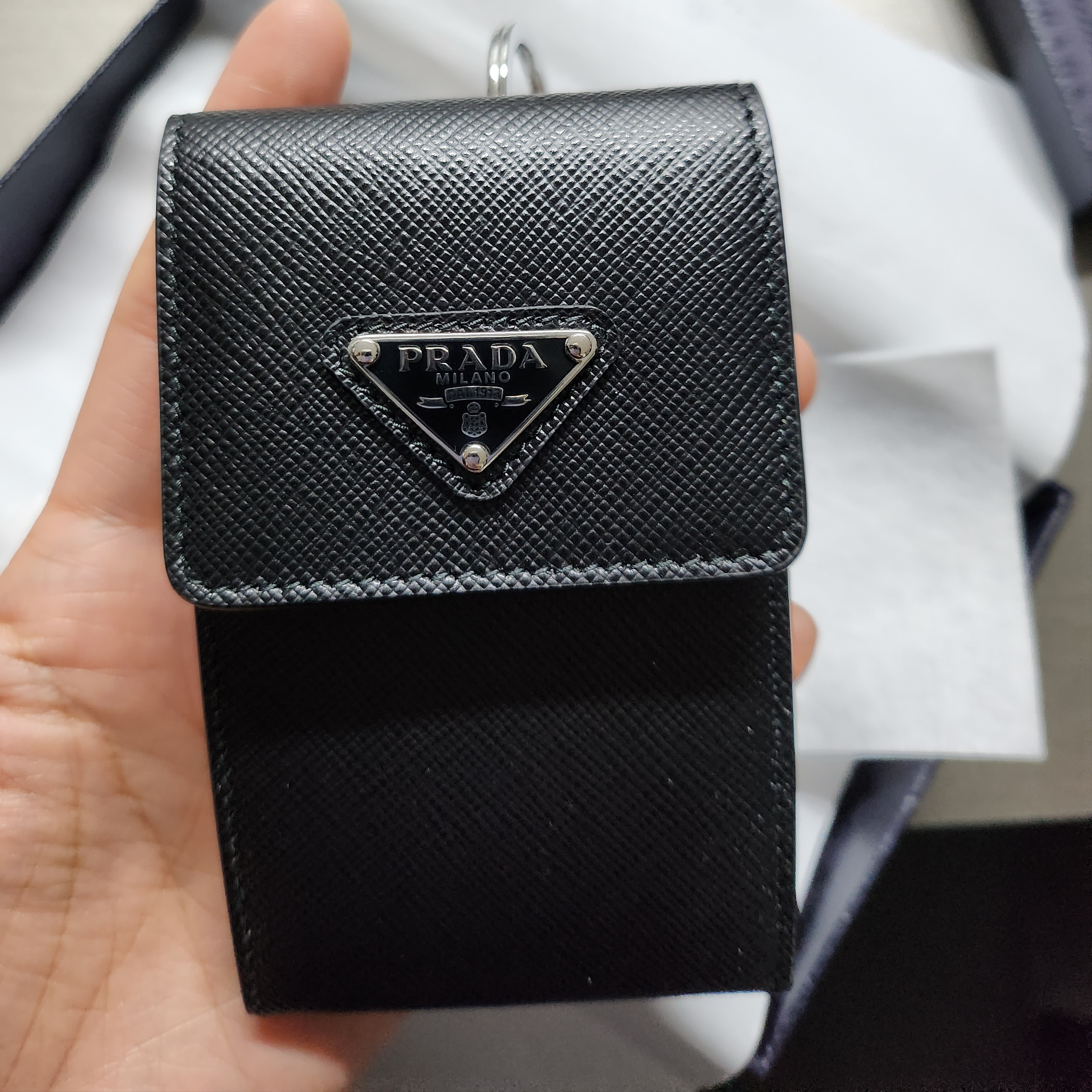 Prada Saffiano Leather Keychain Trick Black 착용 스타일 - 2