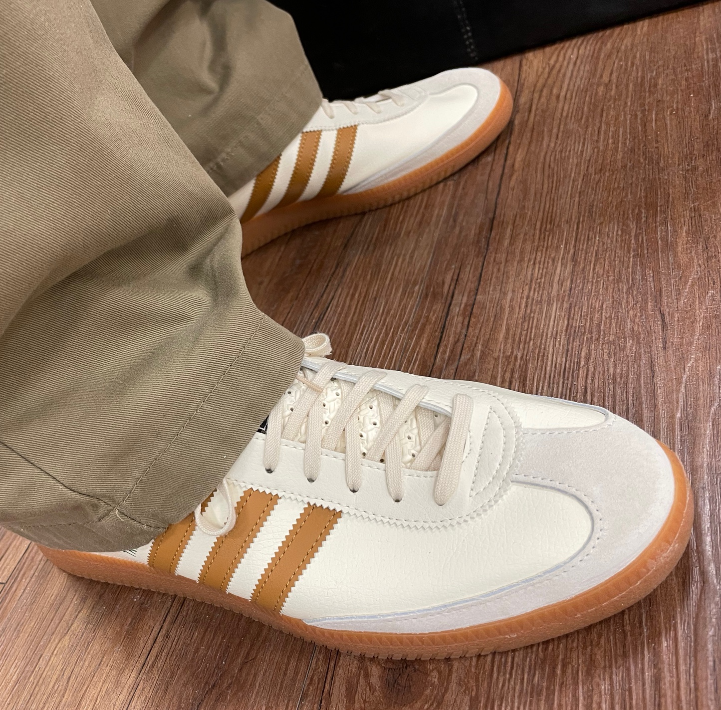 Adidas City Series Triest Cream White 착용 스타일