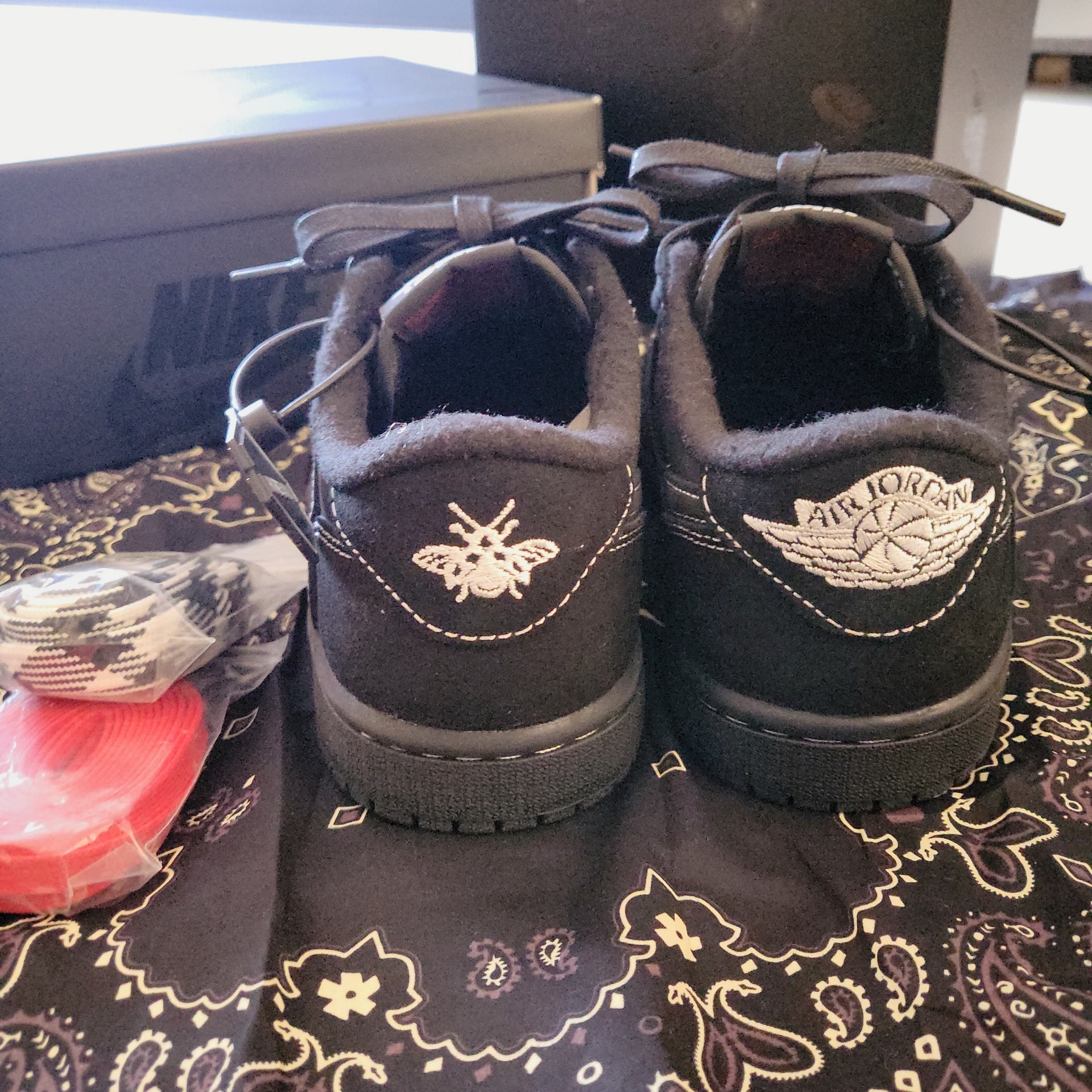 Jordan 1 x Travis Scott Retro Low OG SP Black Phantom 착용 스타일 - 2