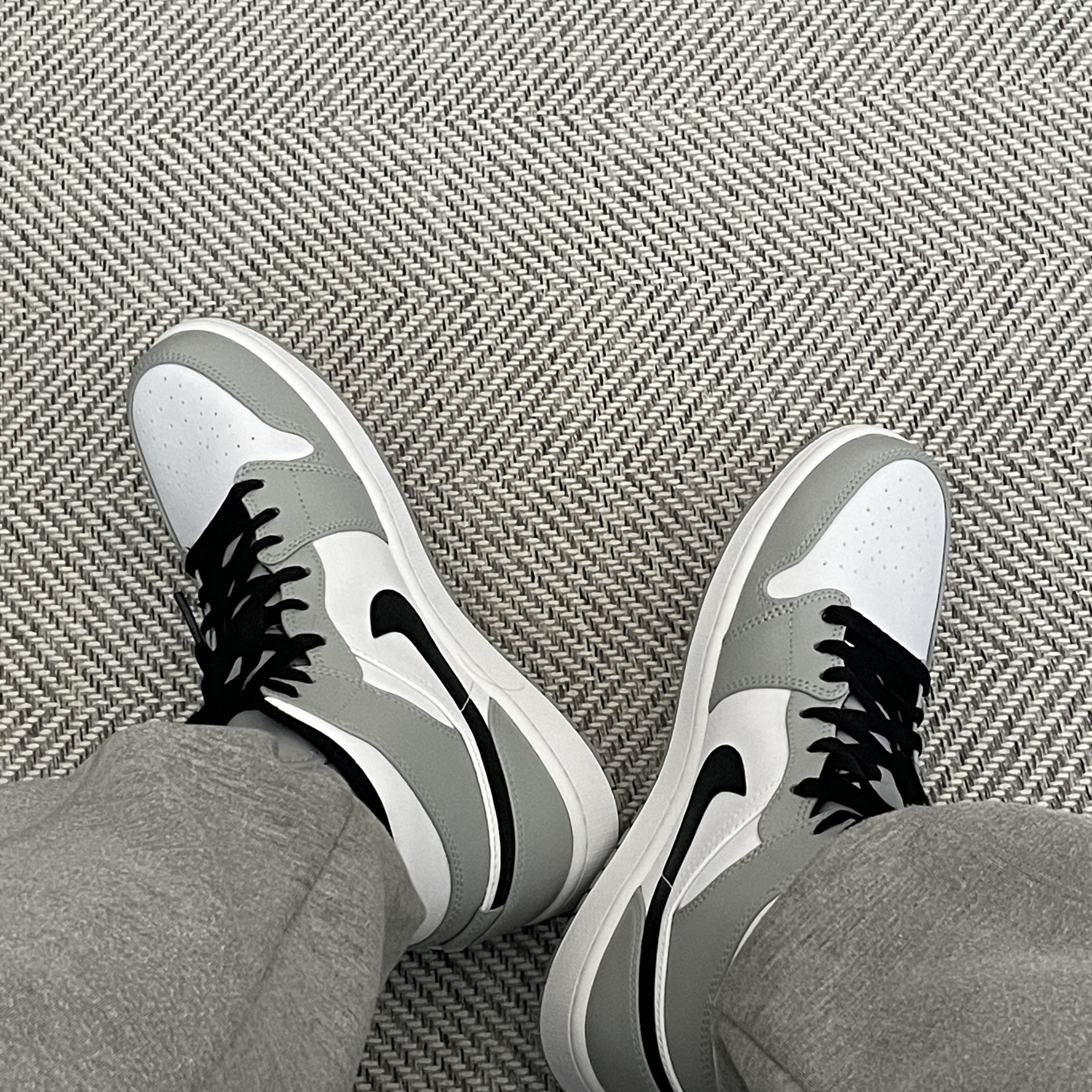 Jordan 1 Mid Light Smoke Grey 착용 스타일 - 1
