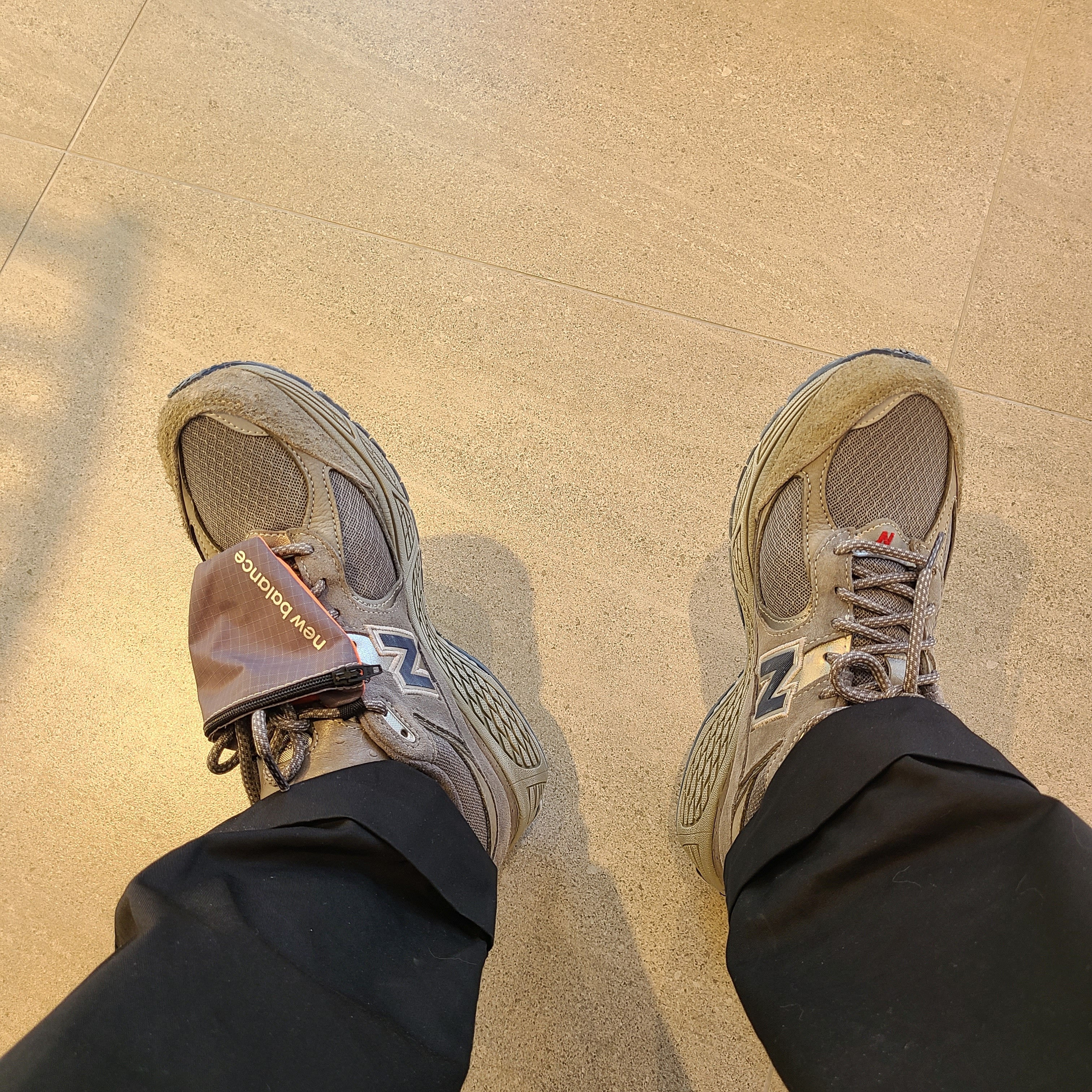 New Balance 2002R Premium Vintage Grey 착용 스타일 - 3