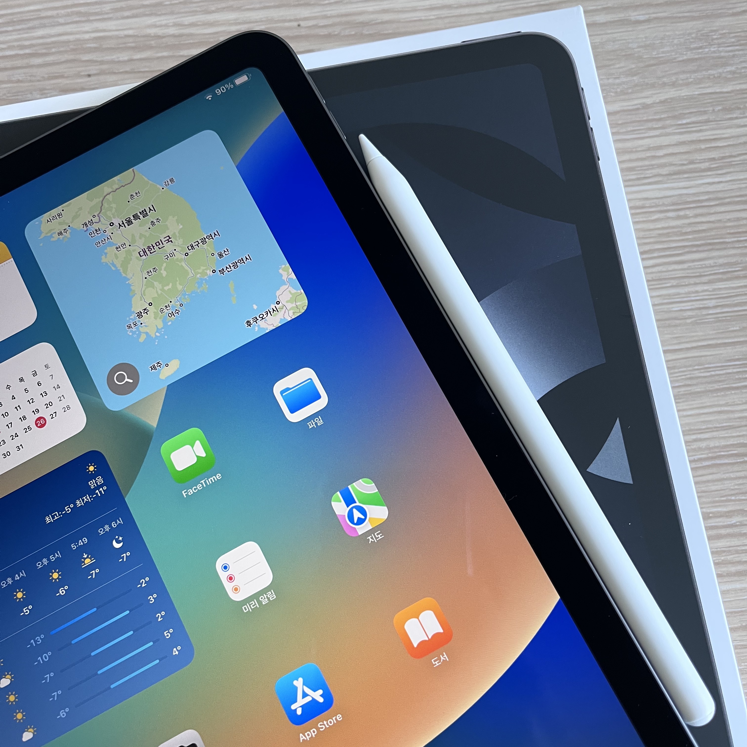 Apple iPad Air 5th Gen Wifi 64GB Space Gray (Korean Ver.) 착용 스타일 - 3